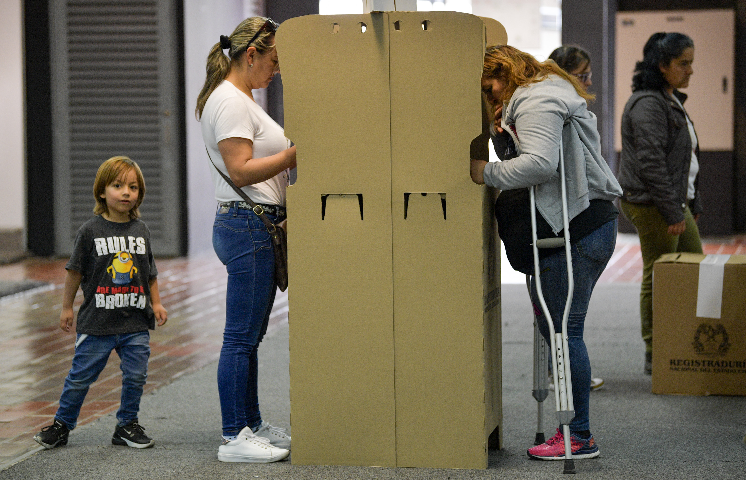A women cast their vote at a polling station during regional elections in Bogota, Colombia on October 27, 2019. - Colombians choose their local authorities on Sunday after a campaign with multiple episodes of violence, without the traditional parties in a leading role and with the former FARC guerrilla competing during democratic elections for the second time. (Photo by Raul ARBOLEDA / AFP)