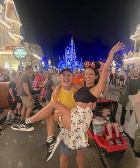 Lourdes y el Chato durante unas vacaciones en Disney