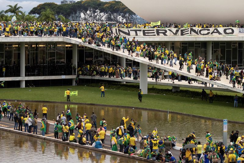 Simpatizantes de Jair Bolsonaro se reúnen en el Palacio de Planalto después de invadir el edificio, así como el Congreso y el Tribunal Supremo (Reuters)