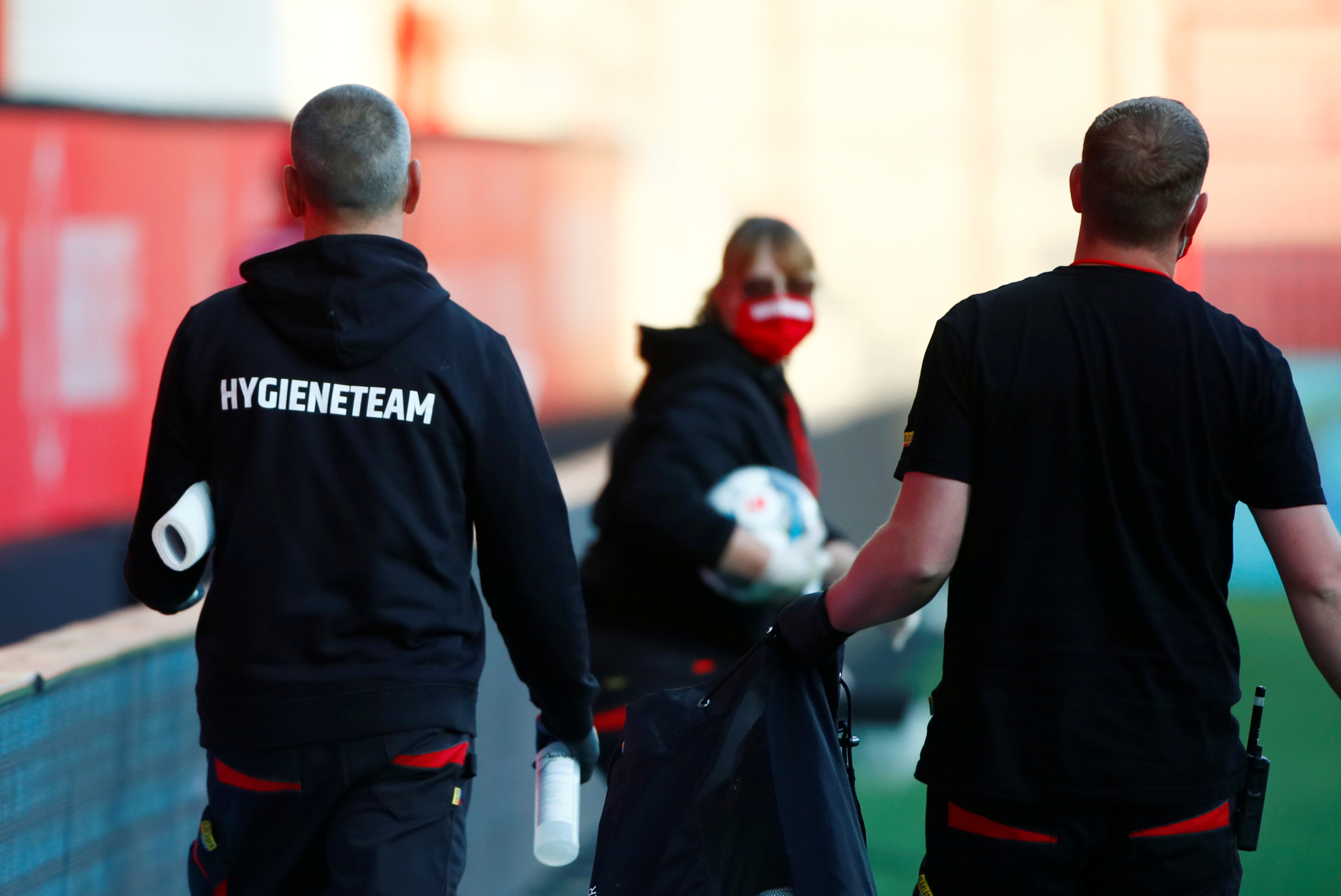 Para que esto sea posible se llevó adelante un estricto protocolo que cumplieron árbitros, asistentes, entrenadores, jugadores, fuerzas de seguridad y hasta periodistas