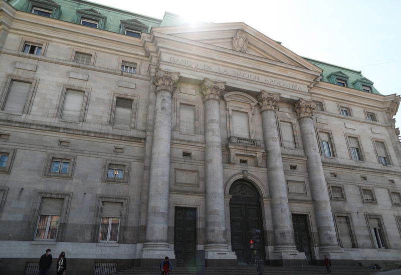 Vista general de la fachada del Banco Nación de Argentina en Buenos Aires. Argentina. Foto de archivo Sep 16, 2020. REUTERS/Agustin Marcarian