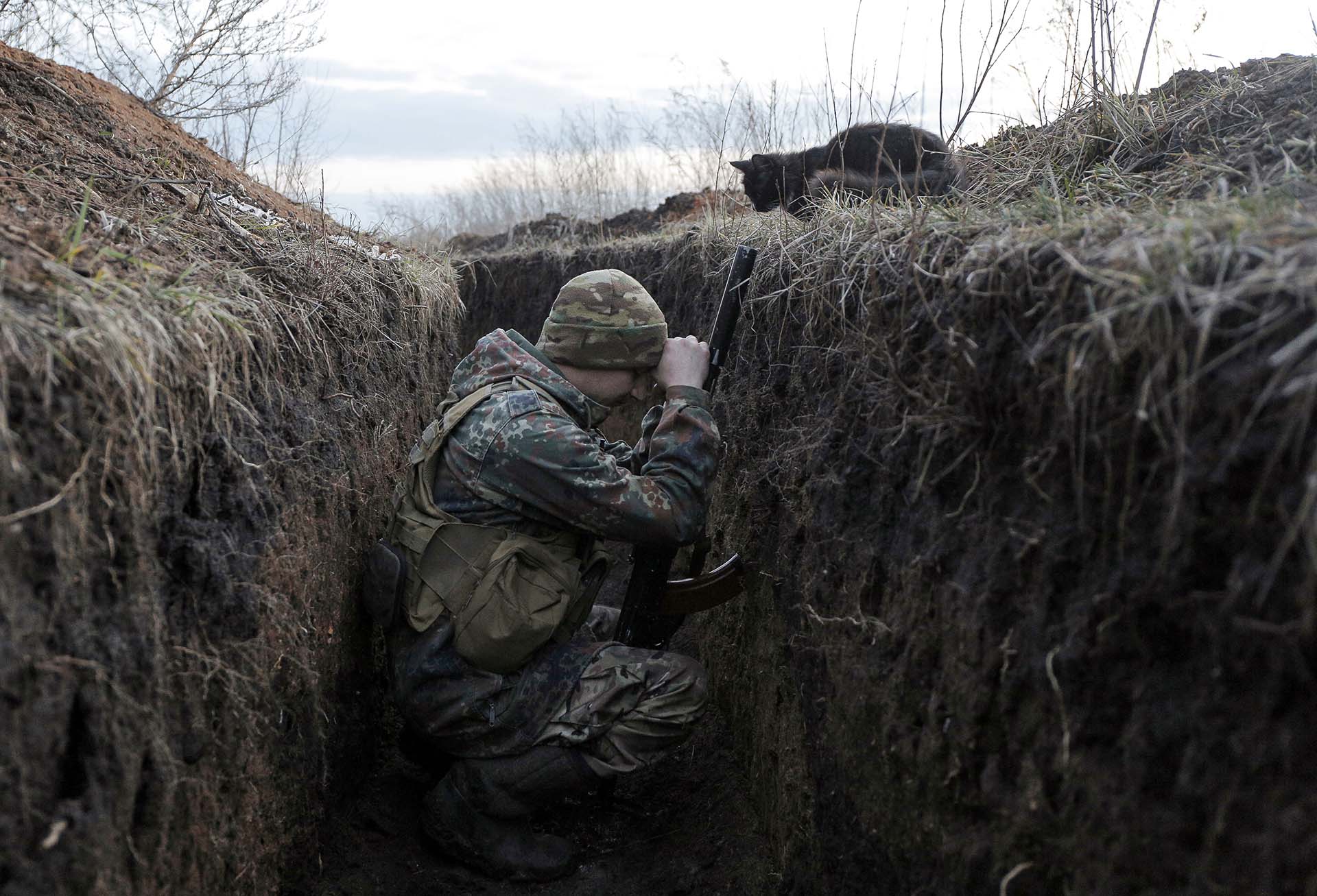 Un soldado ucraniano en una trinchera durante las nuevas refriegas con los sepratistas pro-rusos cerca de Krasnogorivka, en la región de Donetsk (28 de febrero)
