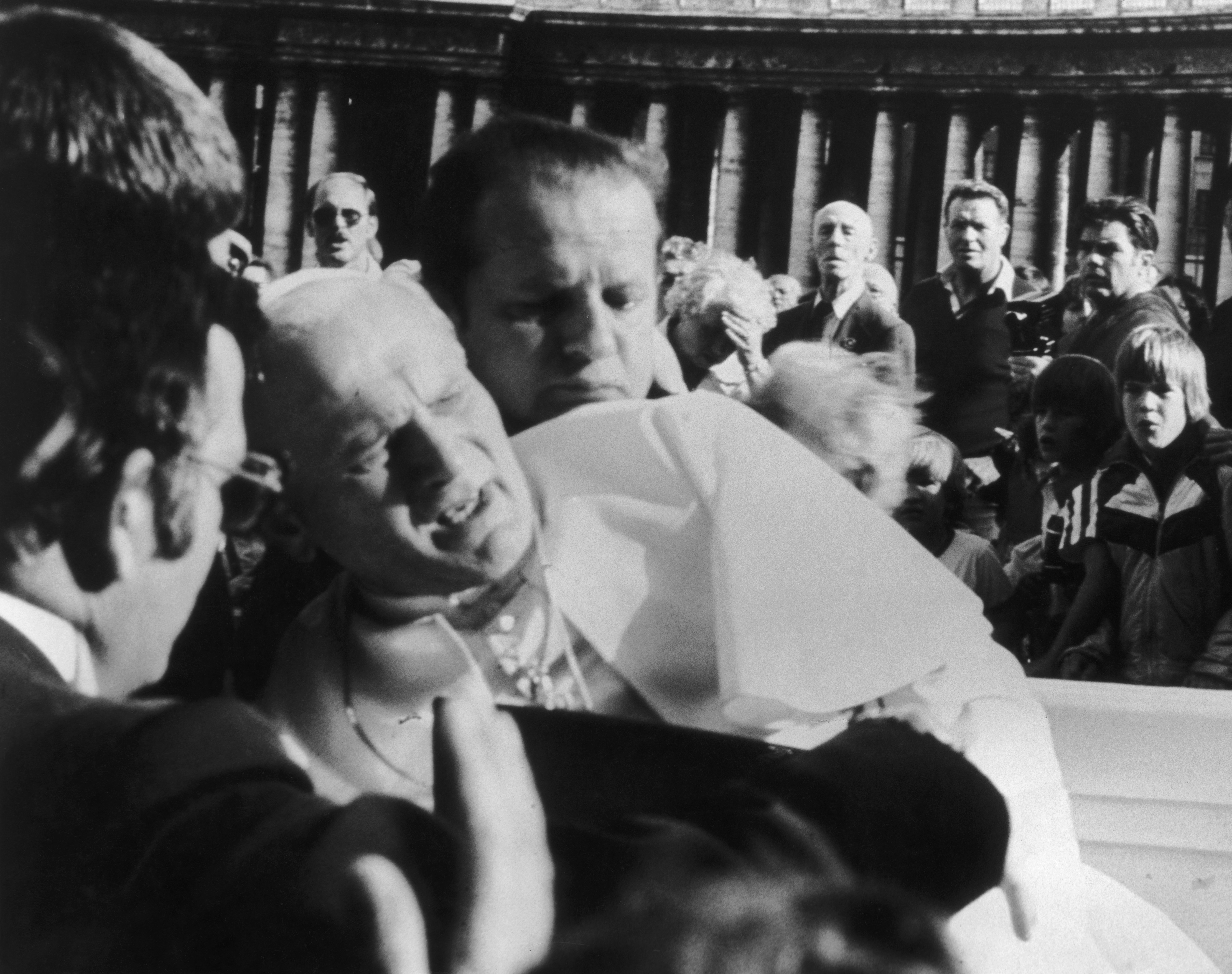 Juan Pablo II era un hombre sano y fuerte. Cuando recibió los balazos de Agca, le faltaban cinco días para cumplir 61 años. Lo llevaron de urgencia al Policlínico Gemelli de Roma, donde los médicos le salvaron la vida después de una operación que duró cinco horas y media (Keystone/Getty Images)