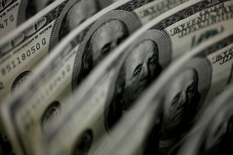 FOTO DE ARCHIVO: Una ilustración fotográfica muestra billetes de 100 dólares estadounidenses tomada en Tokio el 2 de agosto de 2011. REUTERS/Yuriko Nakao/Archivo