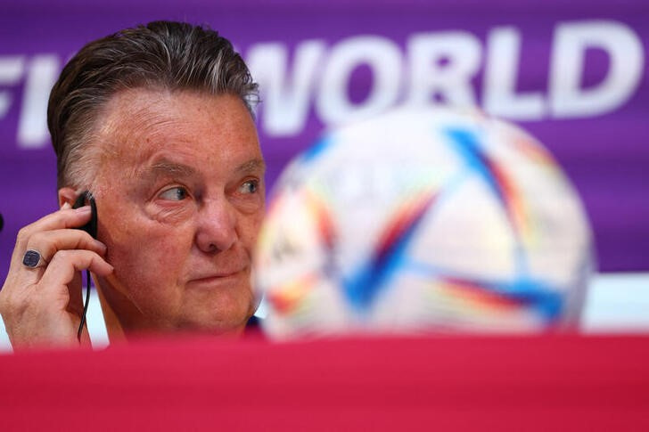 Nov 24, 2022 Thursday photo of Netherlands coach Louis van Gaal at a press conference REUTERS/Gareth Bumstead