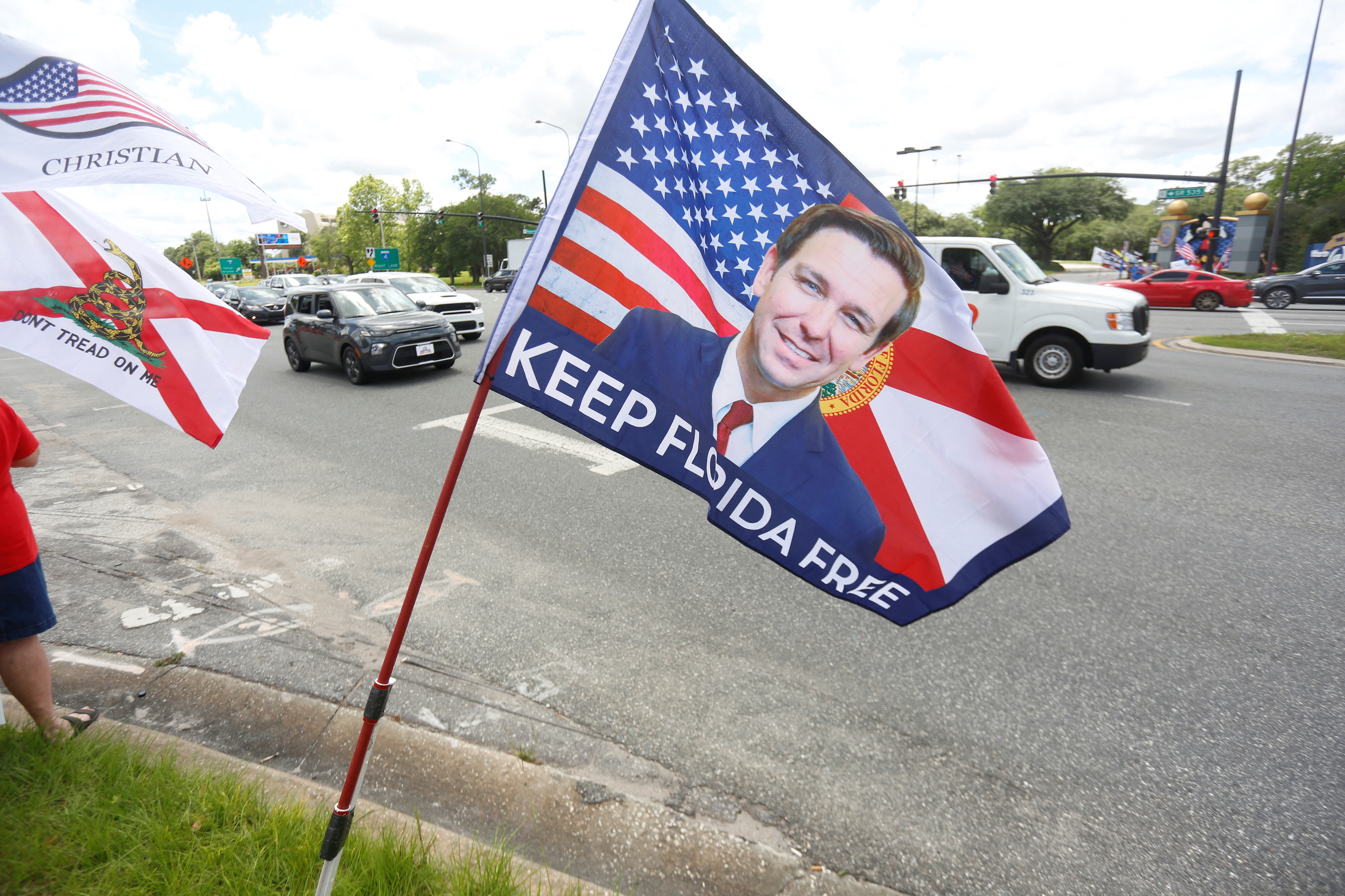 Bandera con la cara del gobernador DeSantis con la frase "mantengamos a Florida libre"