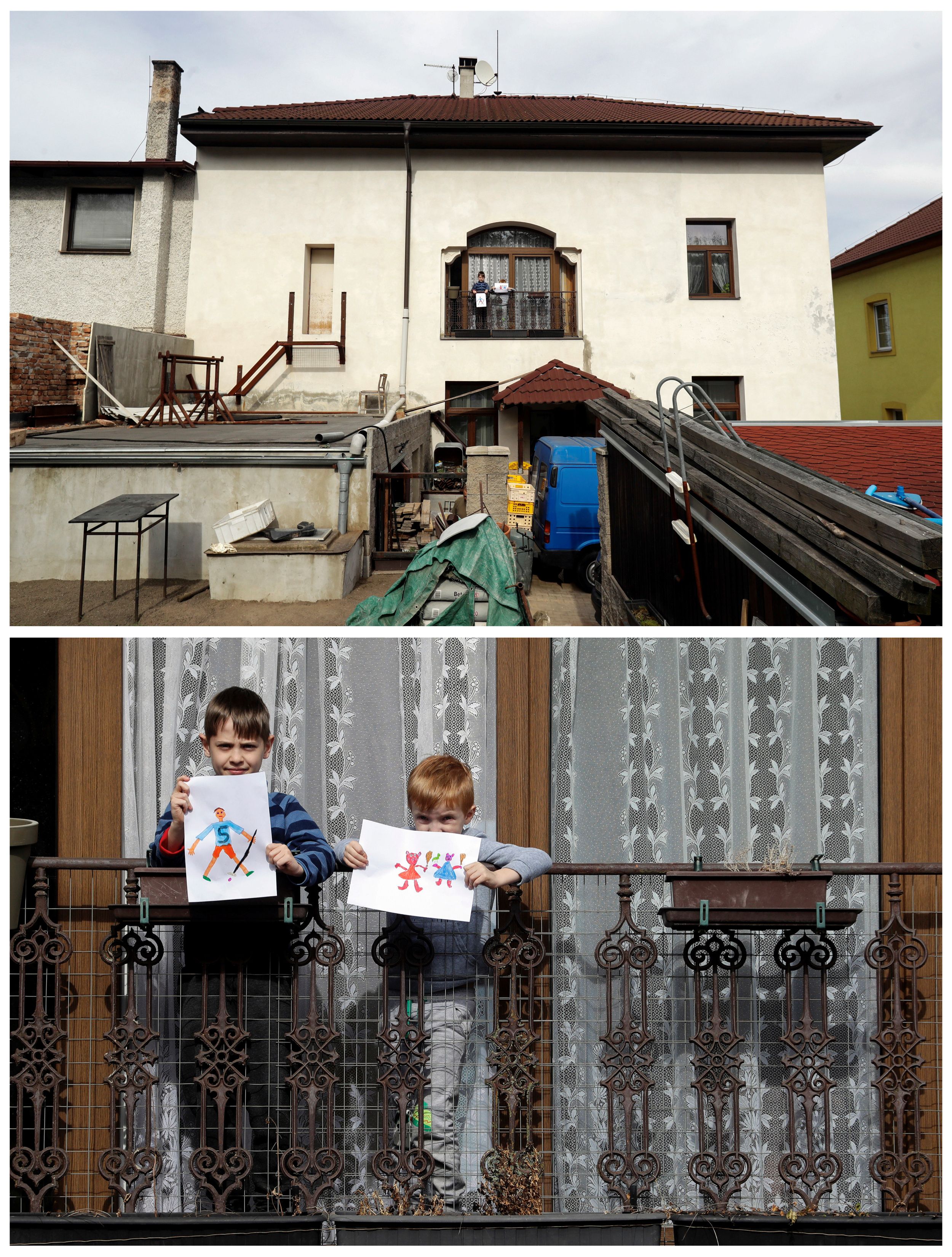 Dominik Novak, 9 y Filip Kasuba, 6, posan para una foto mientras sostienen dibujos que hicieron durante el brote de coronavirus, parados en el balcón de su casa en Nove Jirny, República Checa, el 15 de abril de 2020. Dominik dibujó a un deportista y Filip a un cerdo. REUTERS/David W Cerny