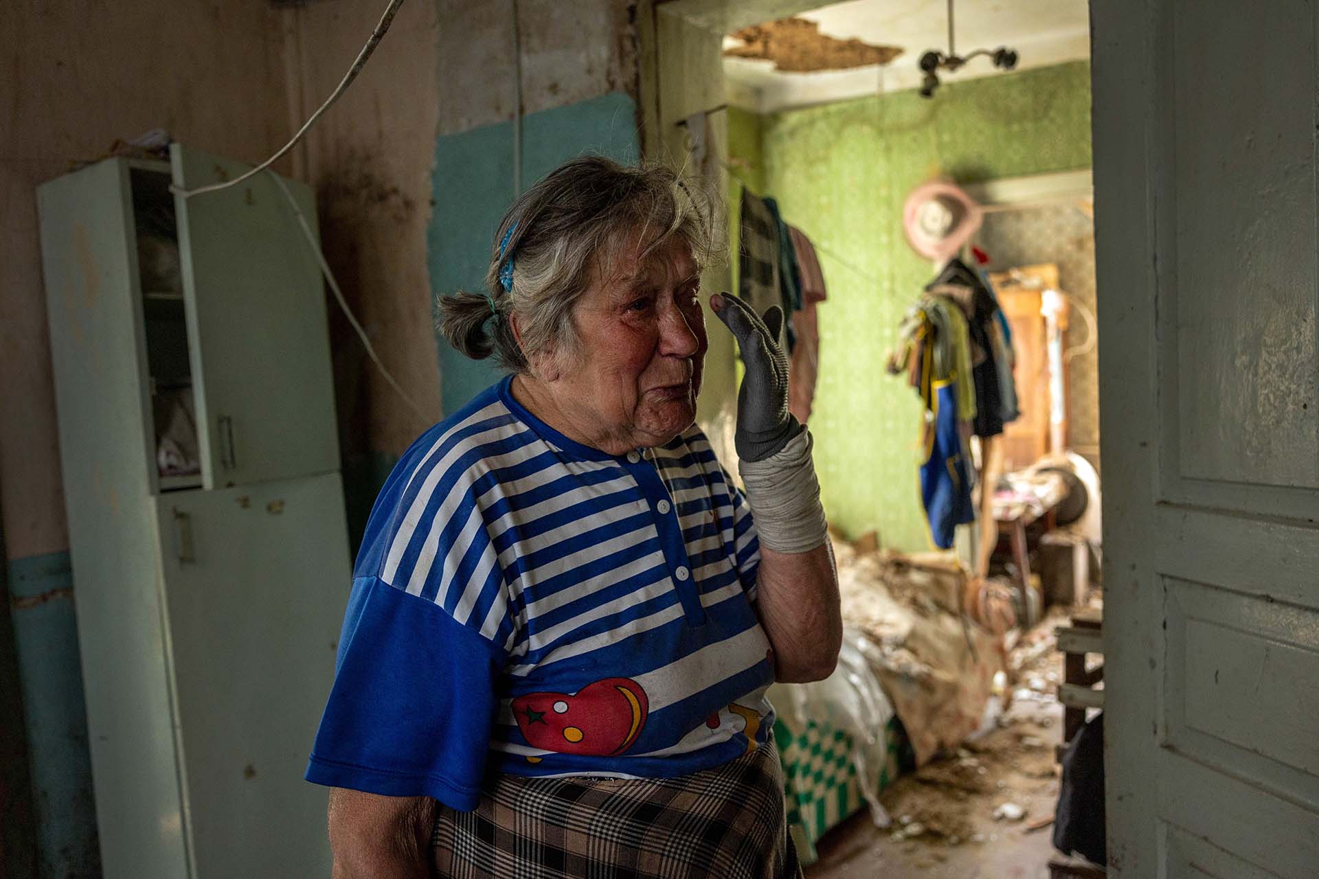Kateryna Kostiantynivna en su casa destruida por los bombardeos en Kharkiv