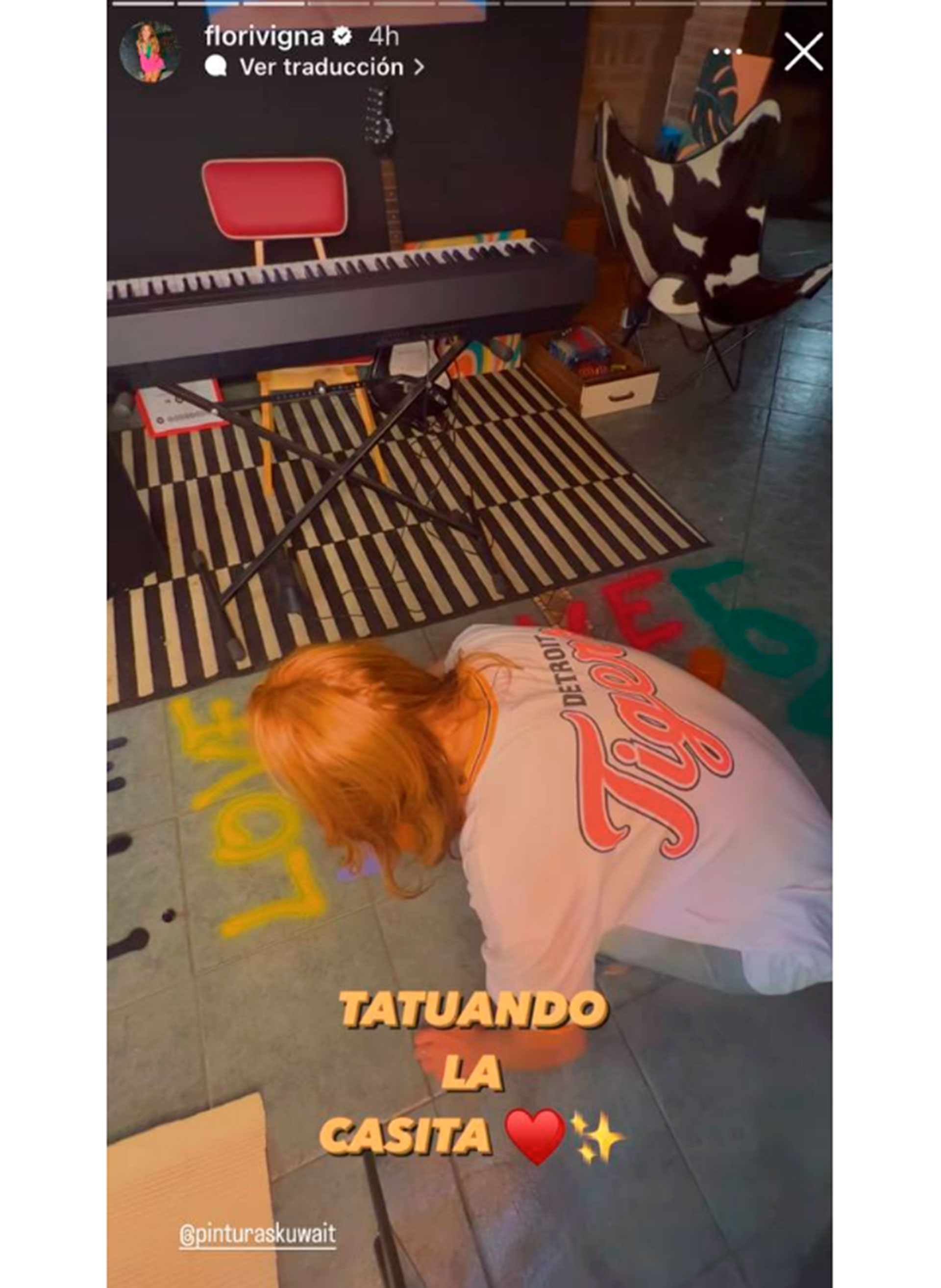 Flor Vigna pintando su casa al estilo Charly García 