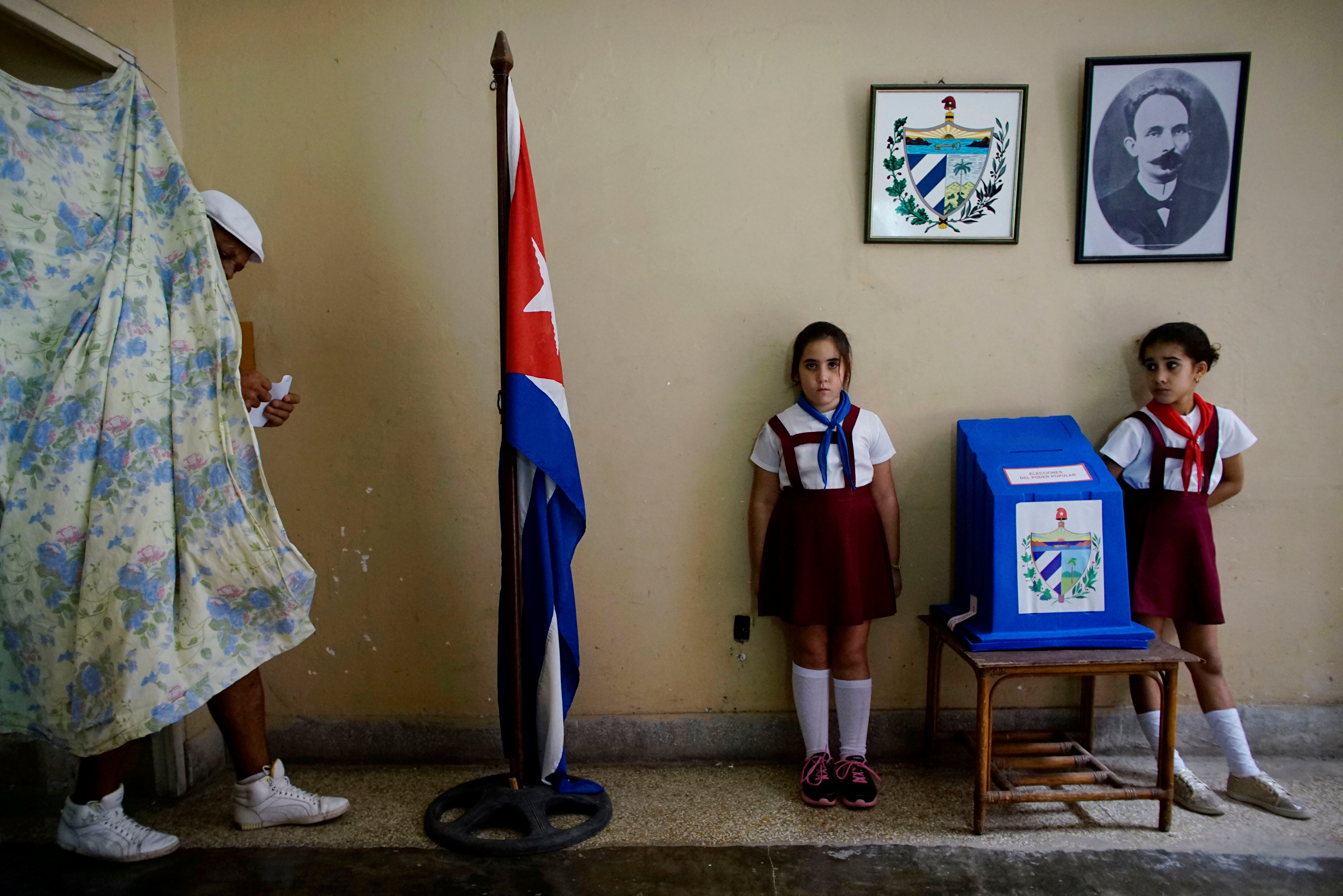 Un votante camina para emitir su voto en un colegio electoral en La Habana, Cuba, 26 de noviembre de 2017 (REUTERS)