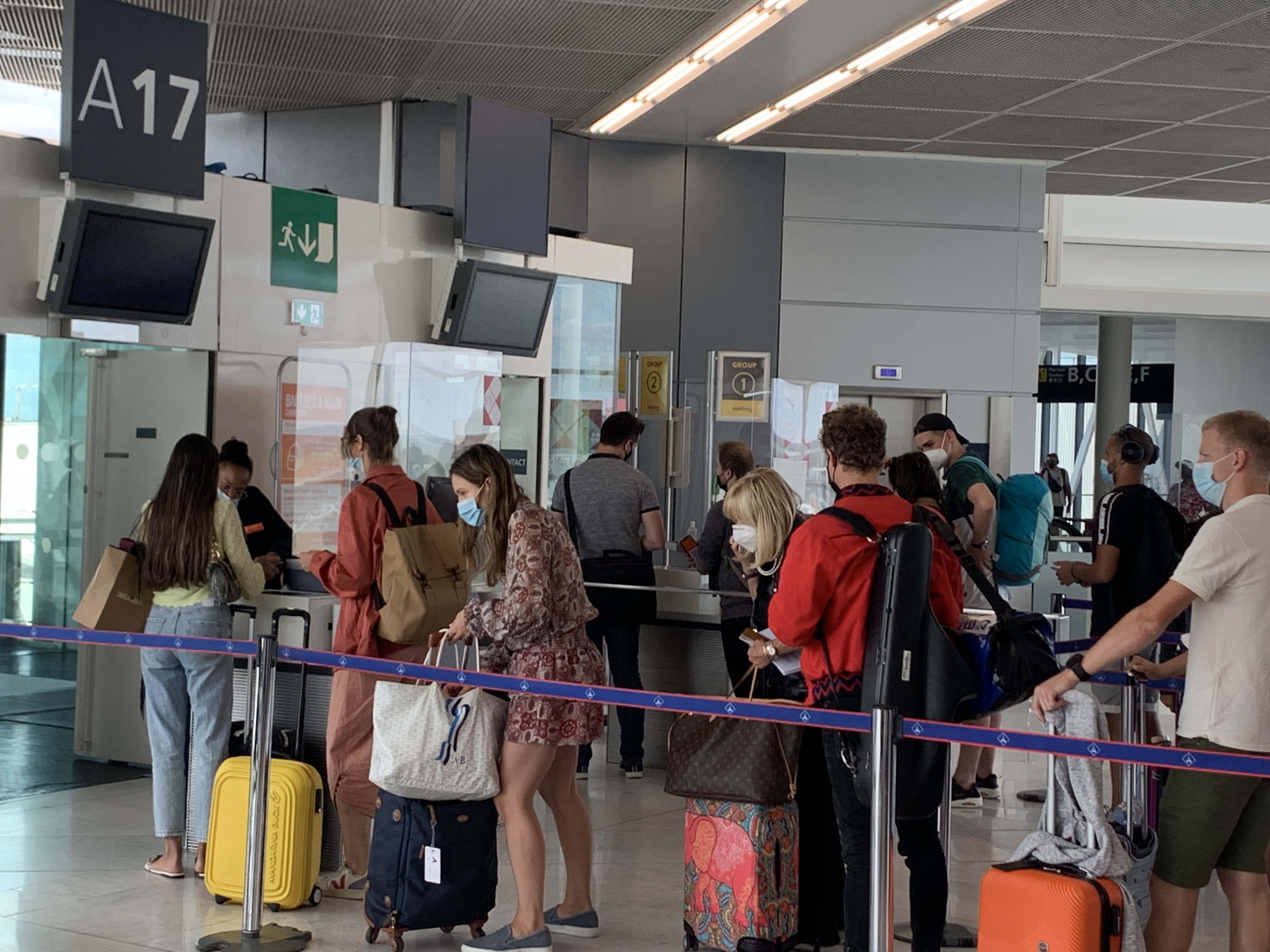 En el aeropuerto de Orly de París los turistas vuelven a viajar con estrictos protocolos sanitarios y el pase green europeo