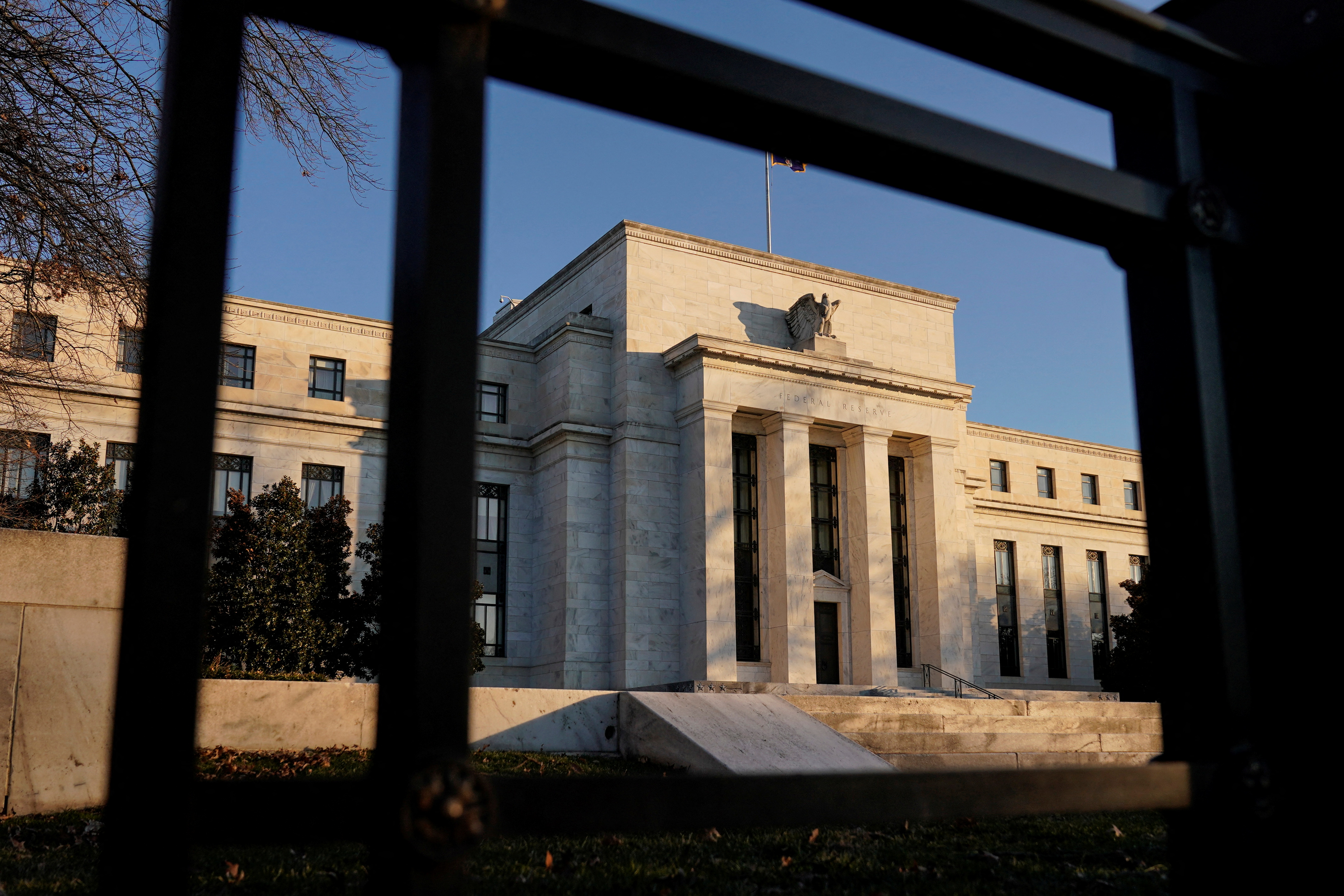 El edificio de la Reserva Federal. El banco central de Estados Unidos finalmente dará su opinión sobre el estado de la principal economía del mundo y cómo los funcionarios planean abordar la inflación  (REUTERS/Joshua Roberts)