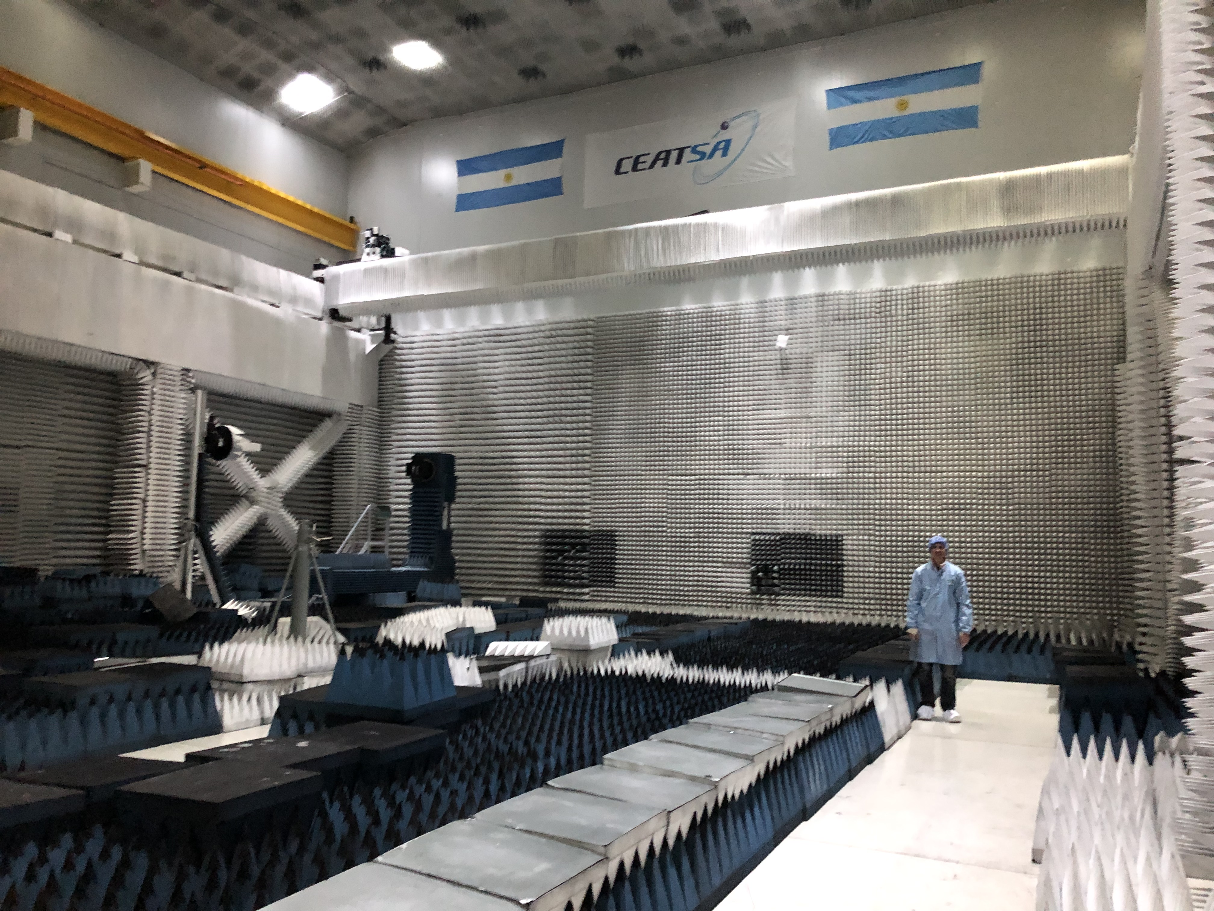 Infobae recorrió las amplias instalaciones de Invap, donde se construyen y prueban los satélites