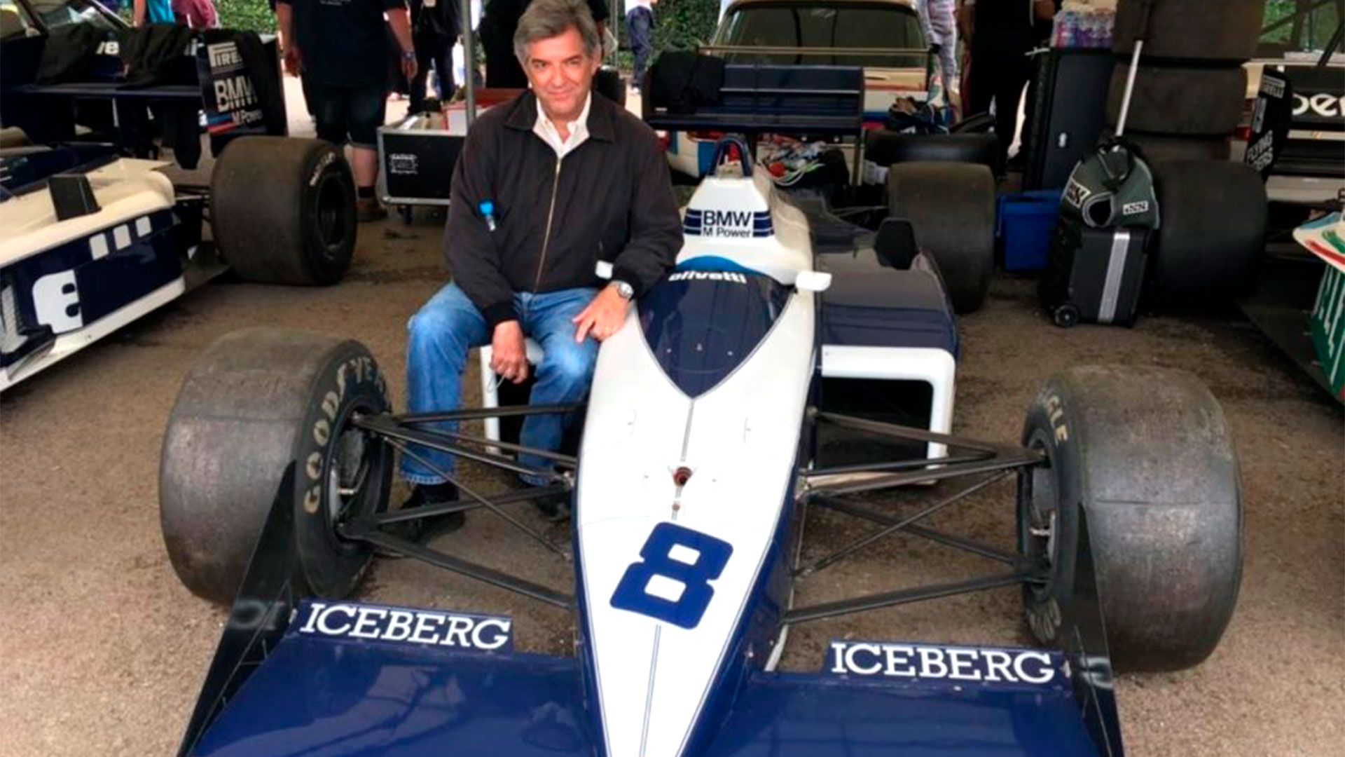Sergio Rinland con uno de los Brabham diseñados por él (@labrujula24)