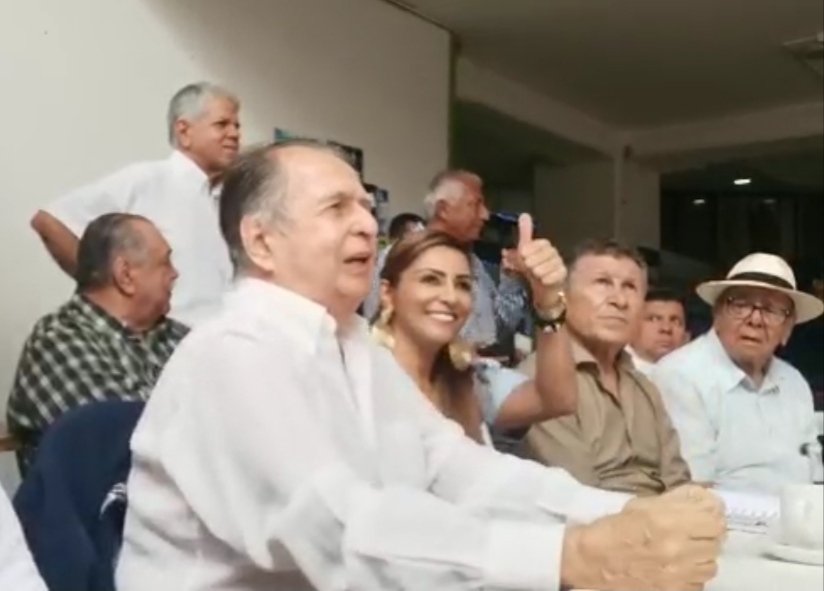 El expolítico condenado por el magnicidio de Luis Carlos Galán al lado de la candidata por el partido Conservador a la Gobernación del Tolima, Adriana Magali Matiz.