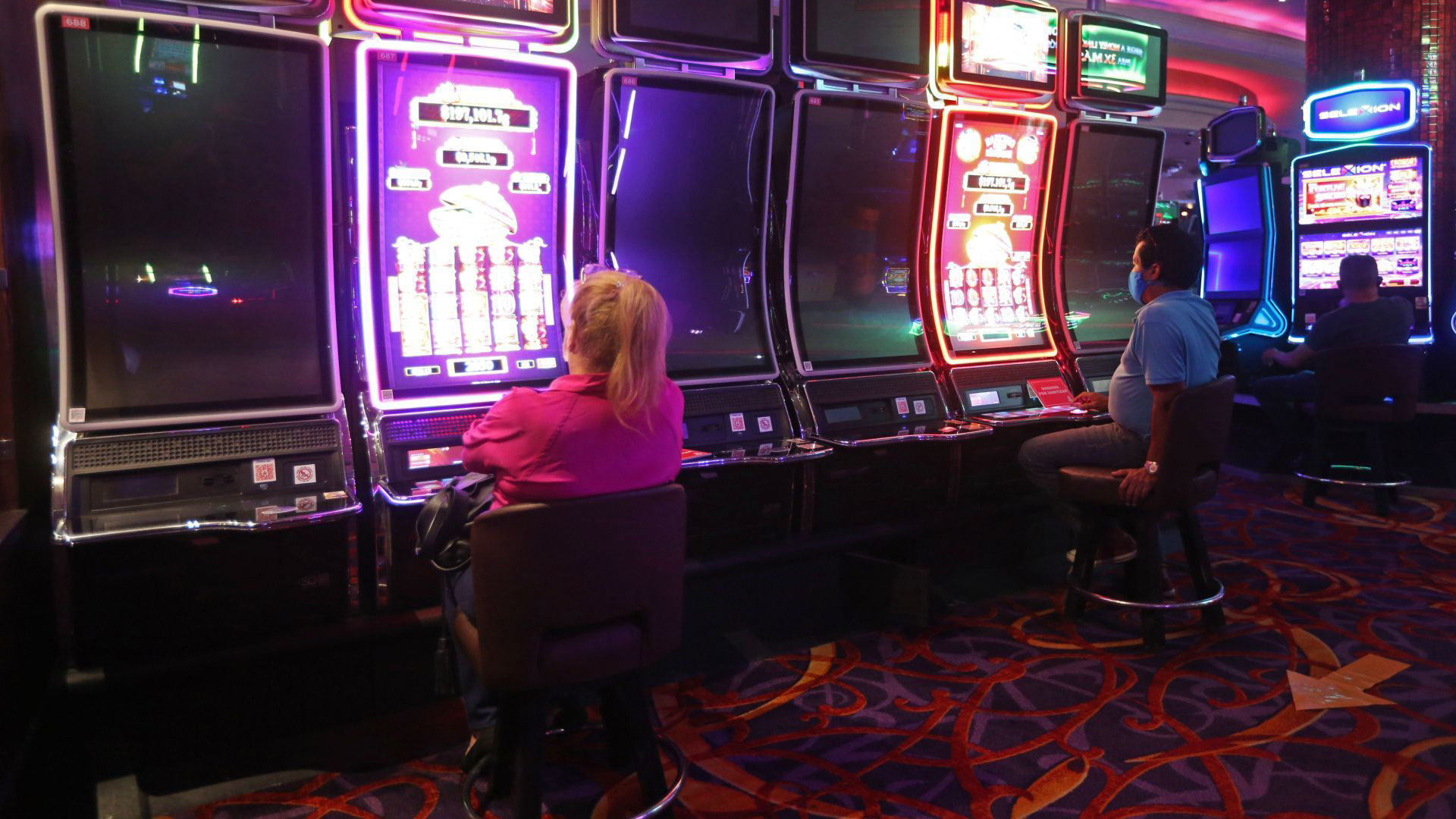 Clientes de un conocido casino de la ciudad, cumplen con el protocolo sanitario correspondiente mientras hacen uso de las instalaciones y después de cinco meses de permanecer cerrados a causa de la pandemia sanitaria del COVID-19 (Foto: Cuartoscuro)