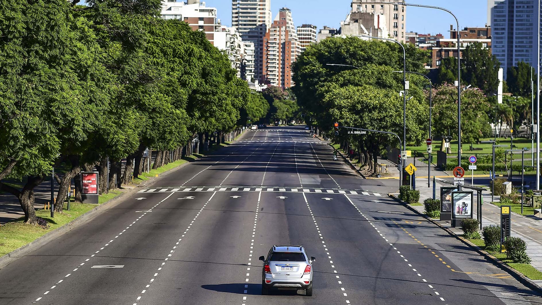 Una imagen de Buenos Aires el 20 de marzo, el primer día de la larga cuarentena 2020. Según los economistas consultados, imposible reeditar una experiencia semejante  (Photo by RONALDO SCHEMIDT / AFP)