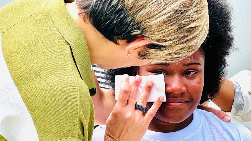 White savior complex: Verónica Alcocer, esposa de Gustavo Petro, genera debate por una fotografía consolando a una joven negra