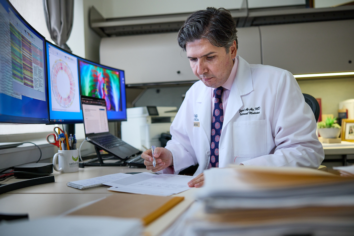 El doctor Ziyad Al-Aly realizó un estudio que demuestra los riesgos de las reinfecciones para la salud/Matt Miller /WASHINGTON UNIVERSITY SCHOOL OF MEDICINE