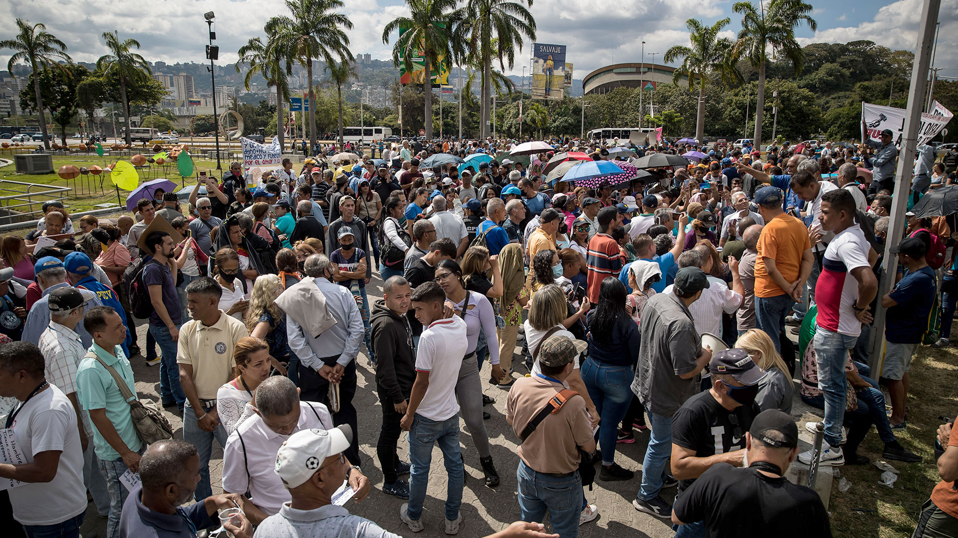 Personas manifestándose en Caracas (EFE/Miguel Gutiérrez)