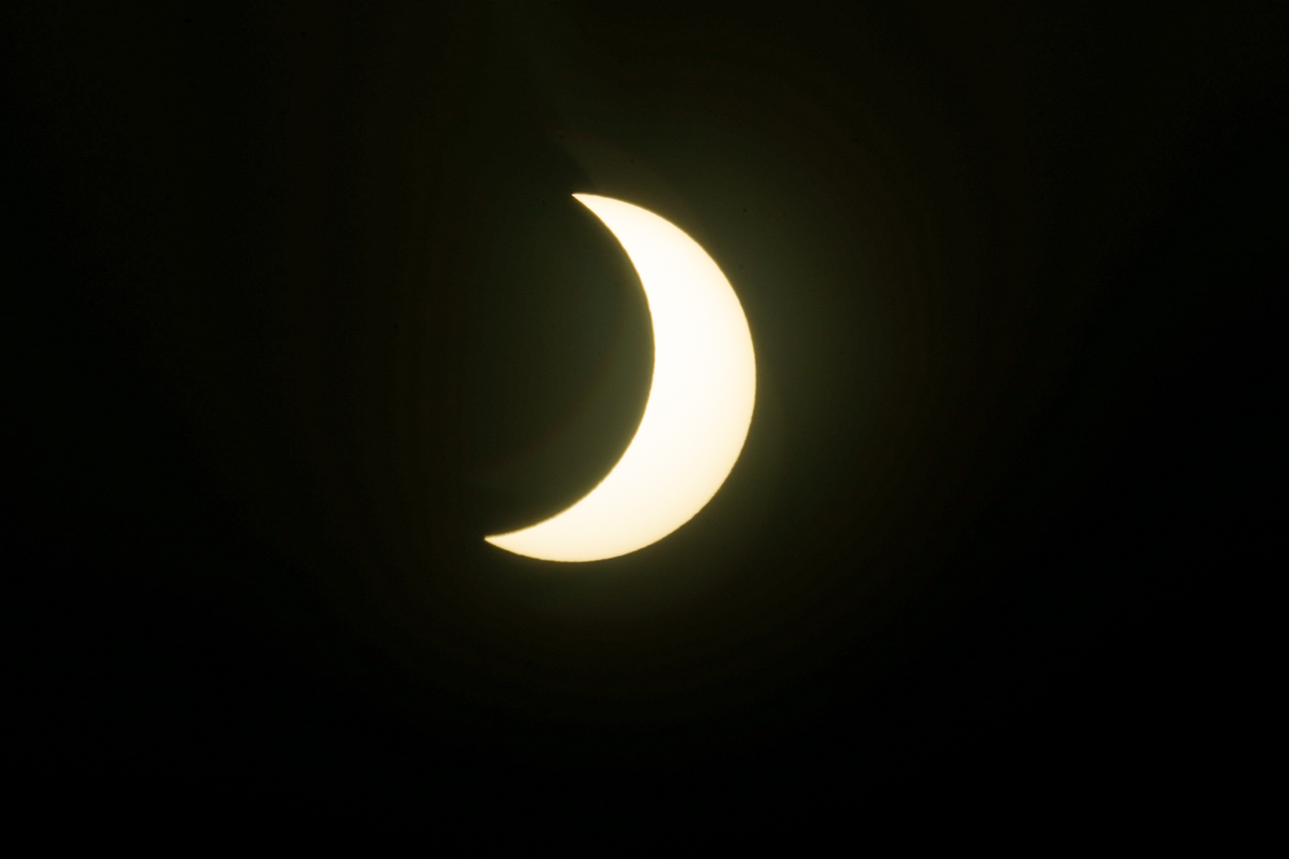 Vista del eclipse parcial solar que cubre el cielo hoy en Montevideo (Uruguay). EFE/ Raúl Martínez

