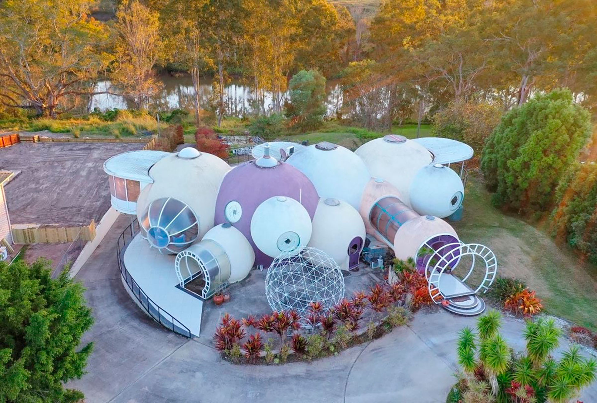 La Casa Burbuja de Australia está distribuida en varios niveles y más de 1.300 m2. El arquitecto que la hizo pidió consejos a la NASA para poder realizarla