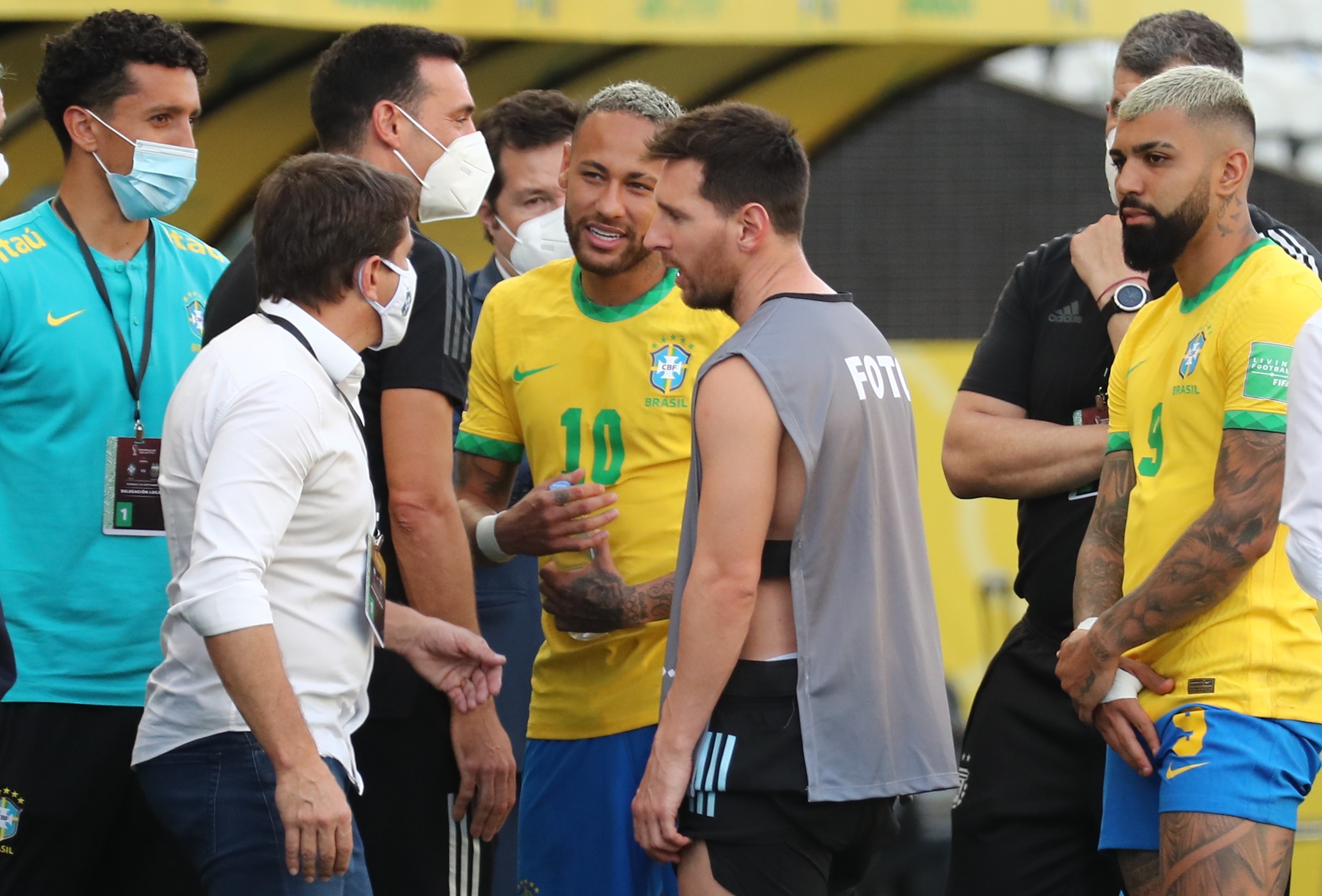 Neymar y Messi hablan después de la suspensión del encuentro el pasado 5 de septiembre de 2021 en San Pablo (EFE/Sebastiao Moreira)