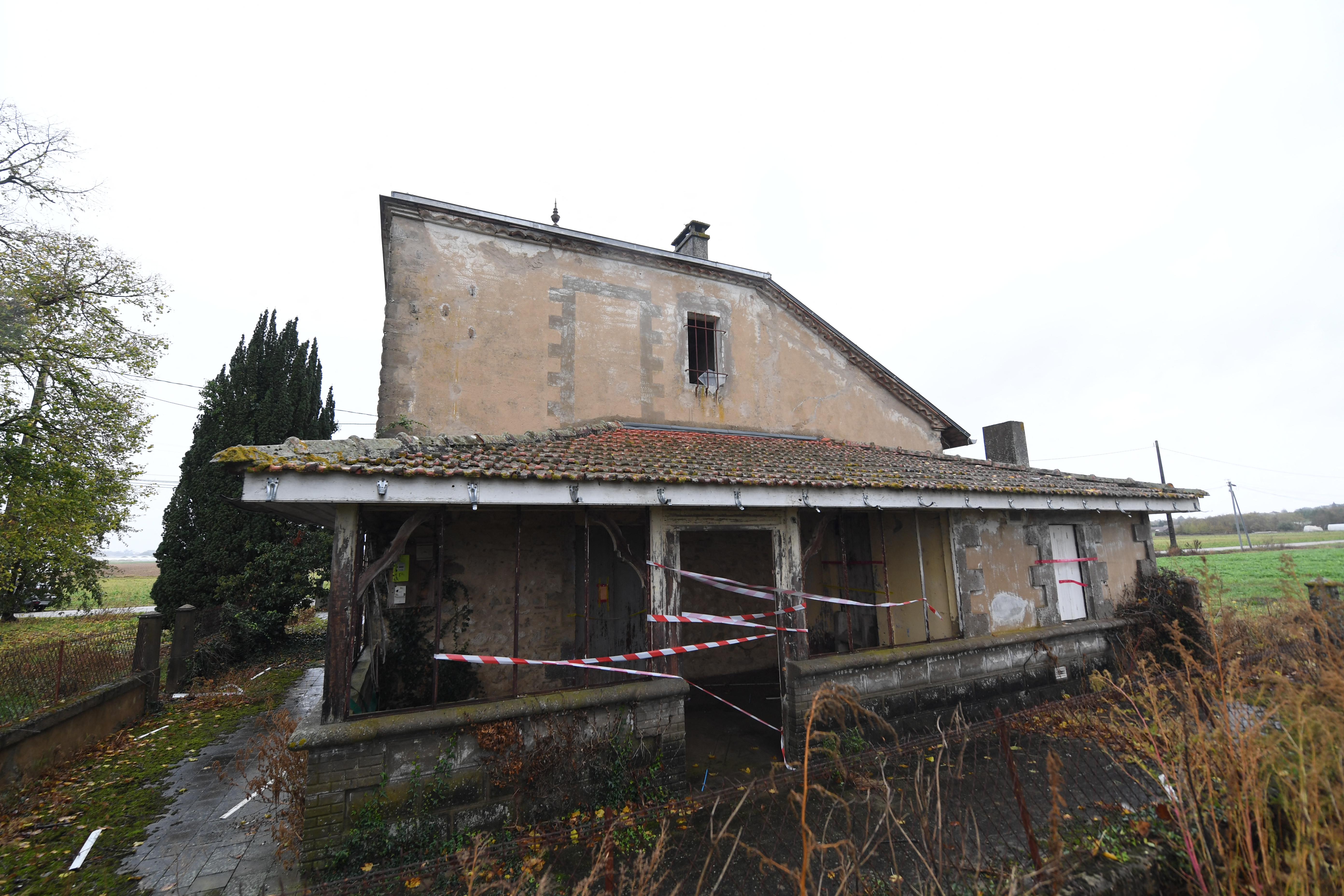 Una foto muestra una casa abandonada en el pueblo de Birac-sur-Trec, suroeste de Francia, el 21 de noviembre de 2022, donde una niña de 14 años fue encontrada muerta después de haber sido secuestrada frente a su escuela en la ciudad de Tonneins (Photo by MEHDI FEDOUACH / AFP)