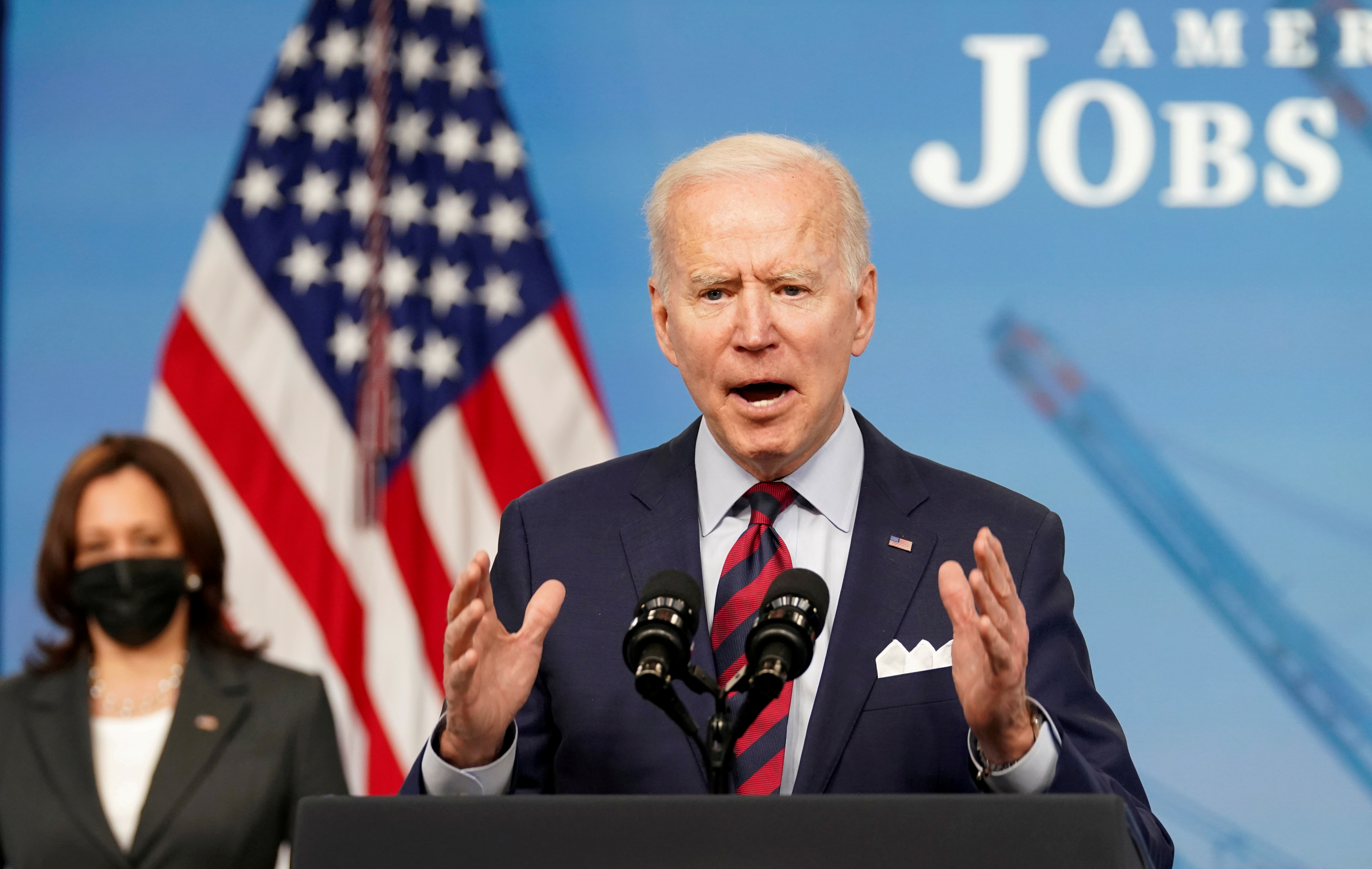 El presidente de los Estados Unidos, Joe Biden, y la vicepresidente Kamala Harris de fondo. REUTERS/Kevin Lamarque