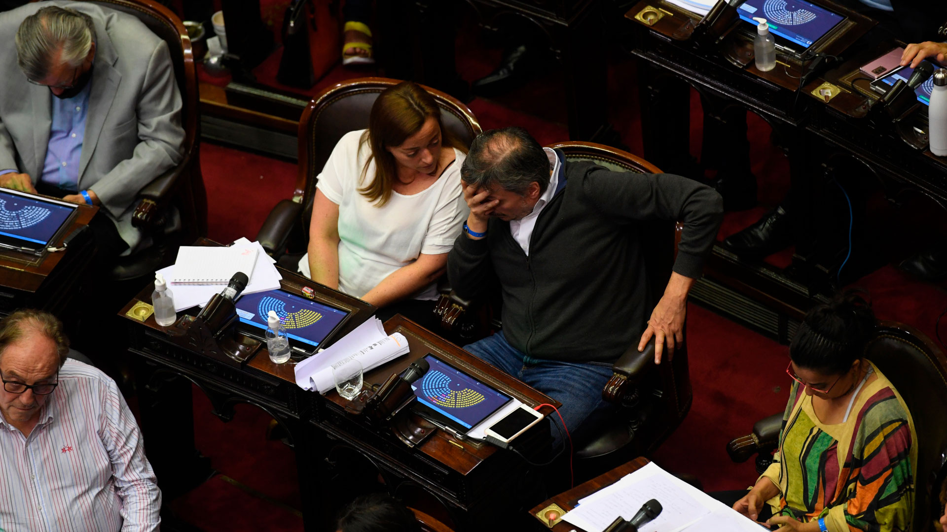 El diputado nacional Máximo Kirchner se agarra la cabeza, mientras dialoga con la legisladora Cecilia Moreau (Maximiliano Luna)