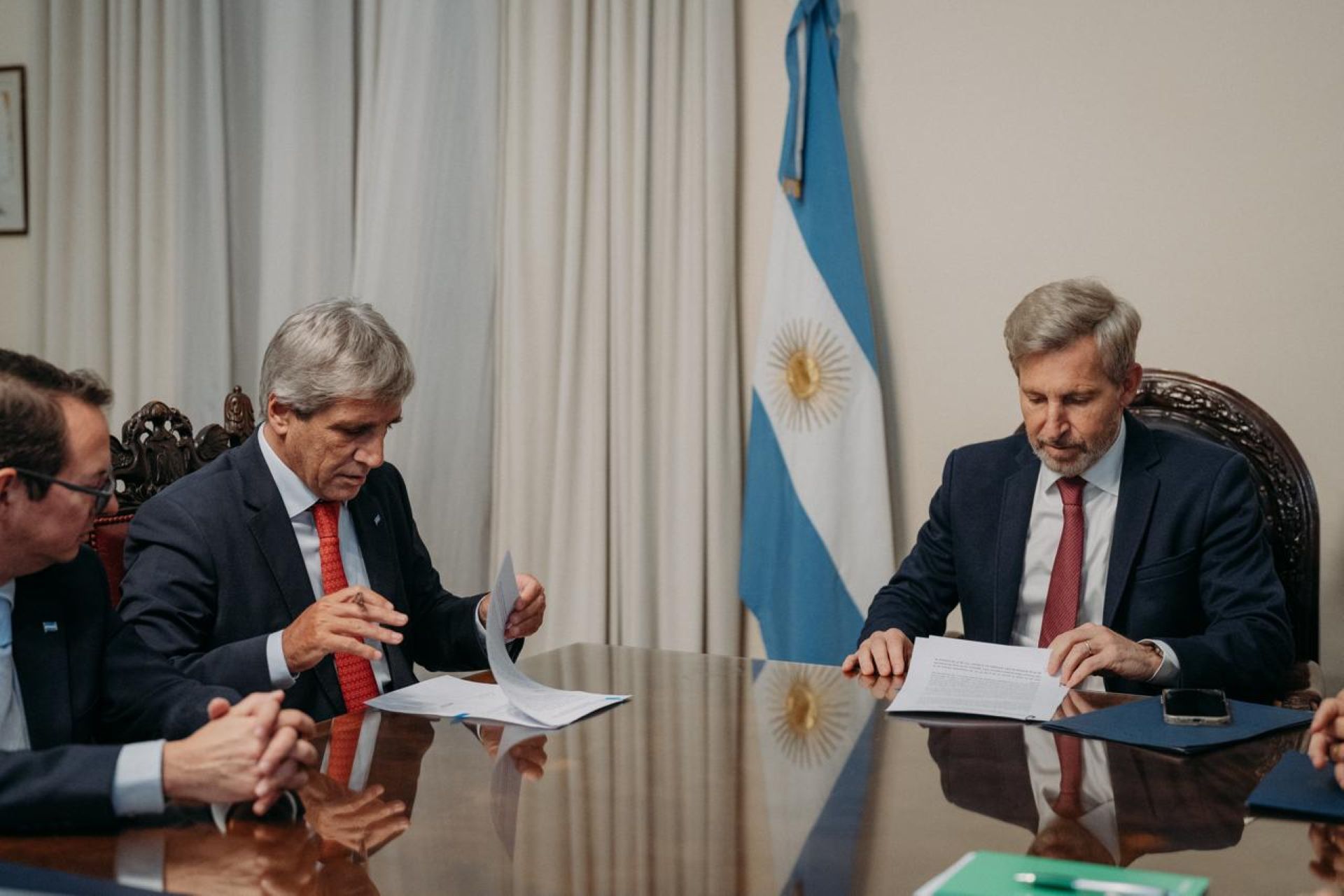 Luis Caputo y Rogelio Frigerio impulsan un nuevo pacto fiscal entre Naci&oacute;n y las provincias