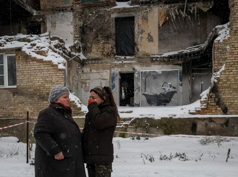 Residente local Tetiana Reznychenko, 43, (R) llora en la ciudad ucraniana de Horenka, severamente dañado por luchar en los primeros días de la invasión rusa, 19 de noviembre del 2022.  REUTERS/Gleb Garanich