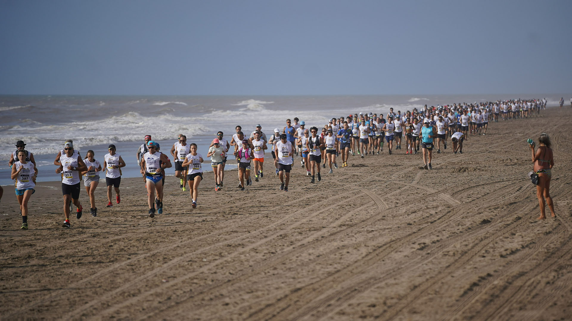 Más de 800 runners se reunieron para correr junto al mar entre los médanos de Pinamar