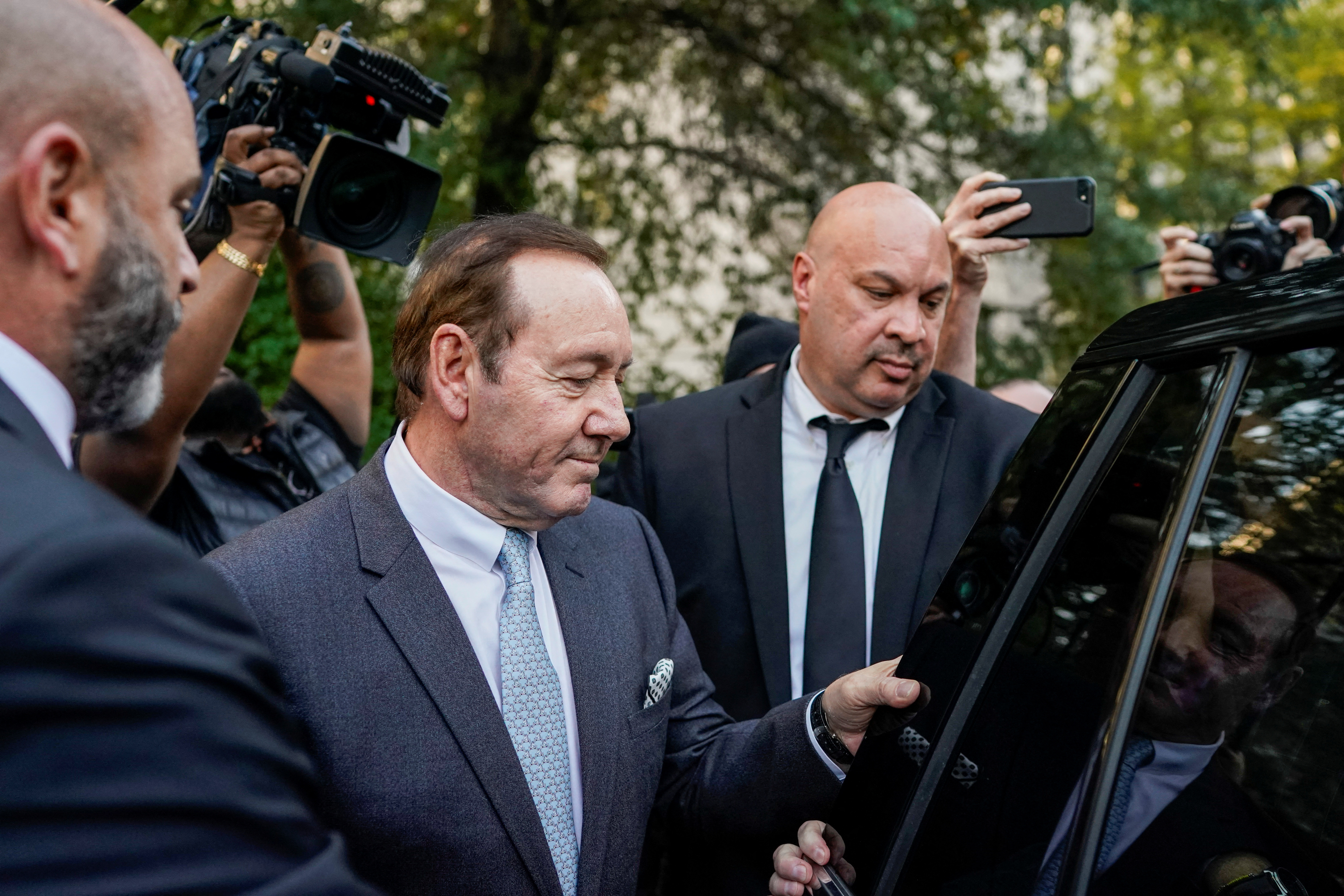 El actor Kevin Spacey fuera de la Corte Federal de Manhattan durante su juicio por abuso sexual en Nueva York (Reuters)