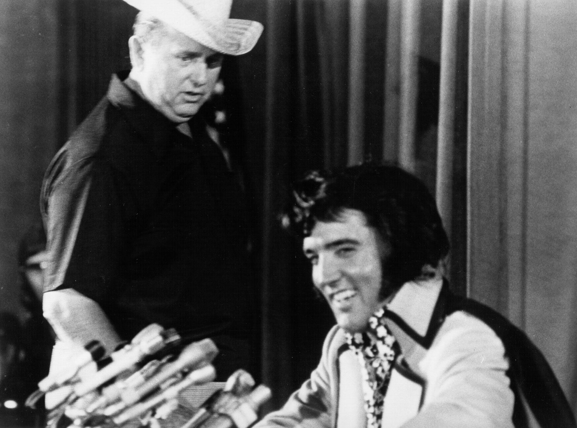 Cuando Elvis ya no podía más, Parker lo siguuió empujando a realizar giras y a presentarse en Las Vegas. No quería que sus ingresos disminuyeran (Michael Ochs Archives/Getty Images)