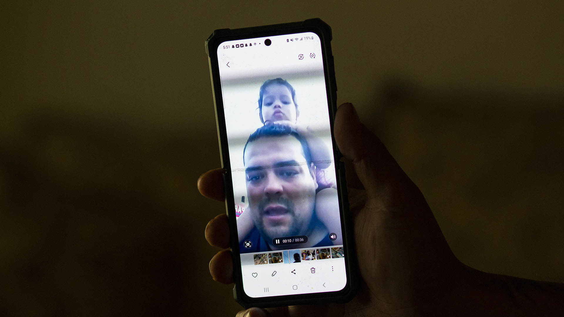 El solicitante de asilo venezolano Luis López muestra un video de él y su hija Amaloha cruzando el Tapón del Darién de Panamá, durante una entrevista con The Associated Press, en El Paso, Texas, el viernes 12 de mayo de 2023.  (AP Photo/Andres Leighton)

