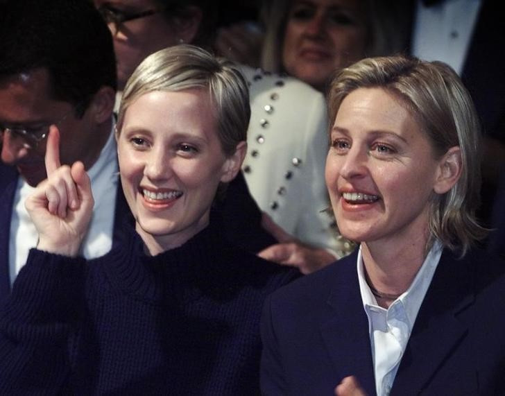 Foto de archivo de Anne Heche junto a Ellen DeGeneres en un evento de la President Bill Clinton en Los Angeles en octubre de 1999