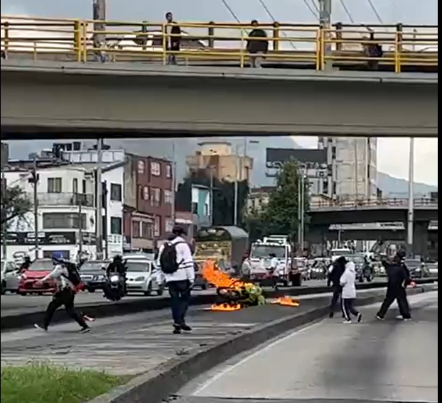 Encapuchados queman una motocicleta de la Policía enfrente de la Universidad Nacional
