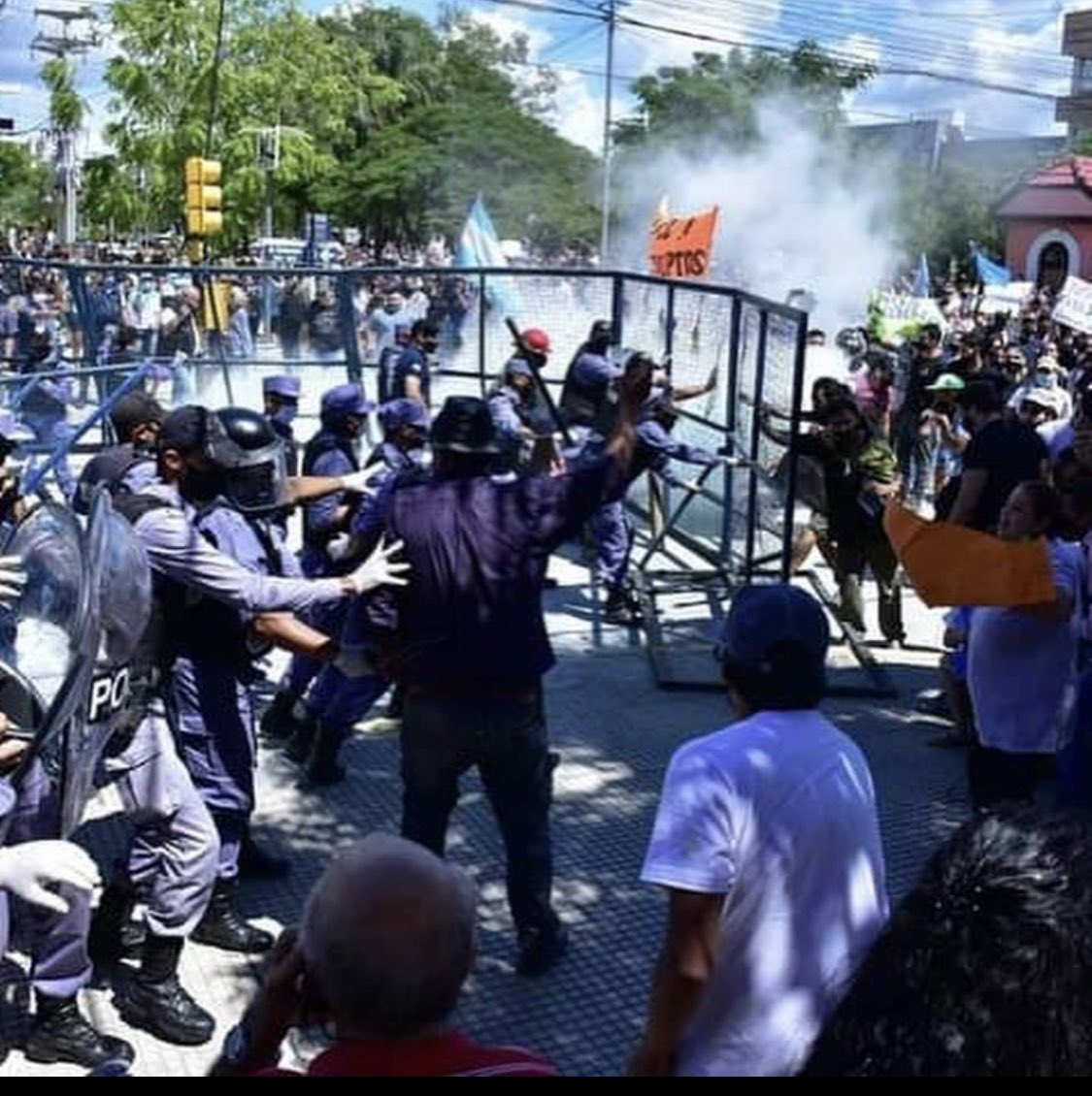 Manifestantes intentan derribar el vallado que los separa de la gobernación