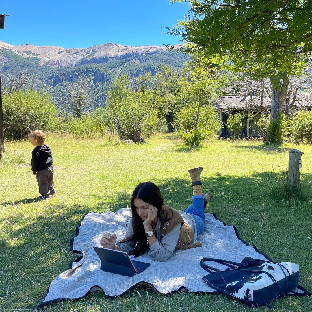 Zaira Nara, en el jardín de su casa de San Martín de los Andes