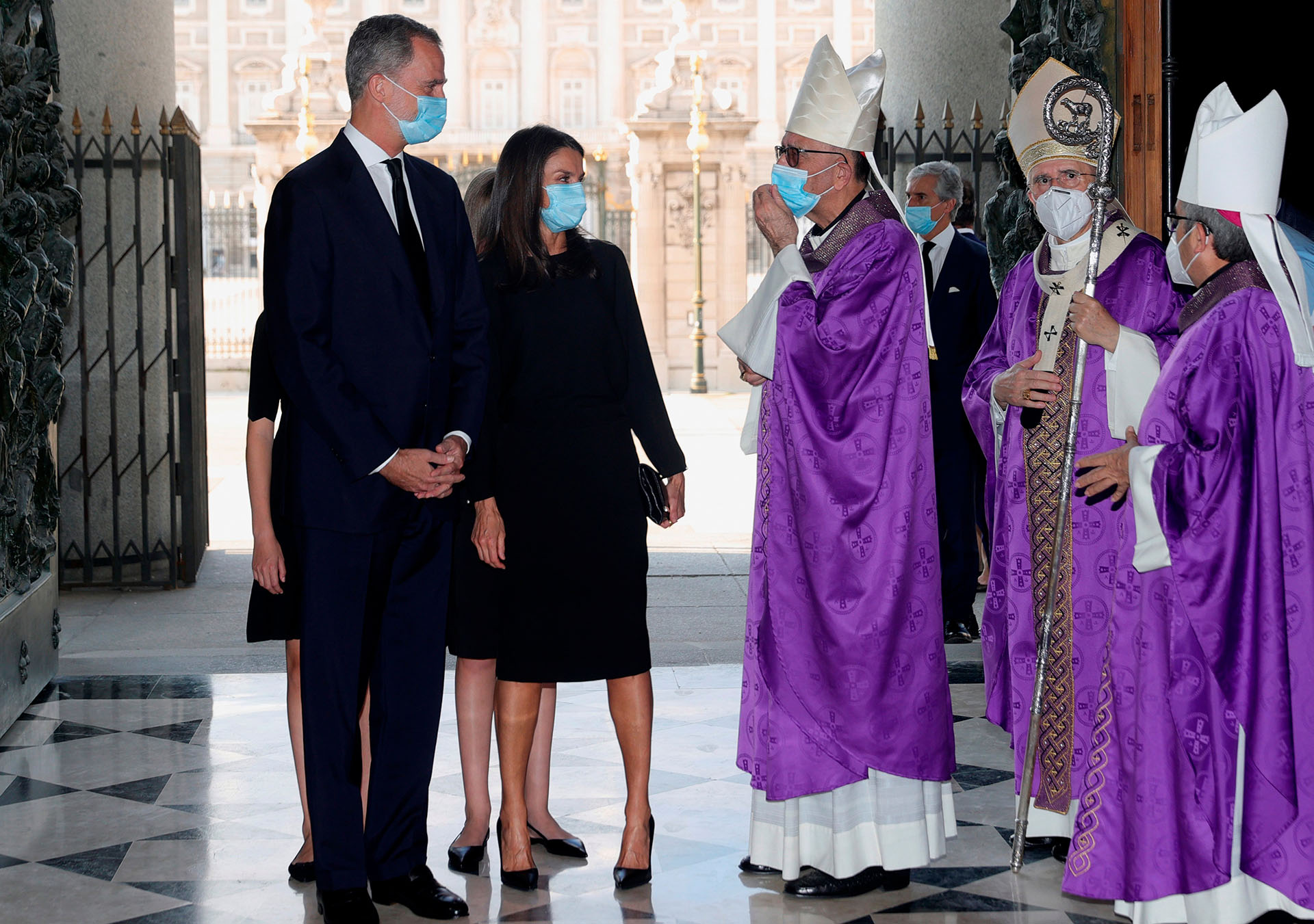 La Familia Real fue recibida por el cardenal Carlos Osoro, arzobispo de Madrid y por el cardenal Juan José Omella, presidente de la Conferencia Episcopal, entidad que organizó el homenaje