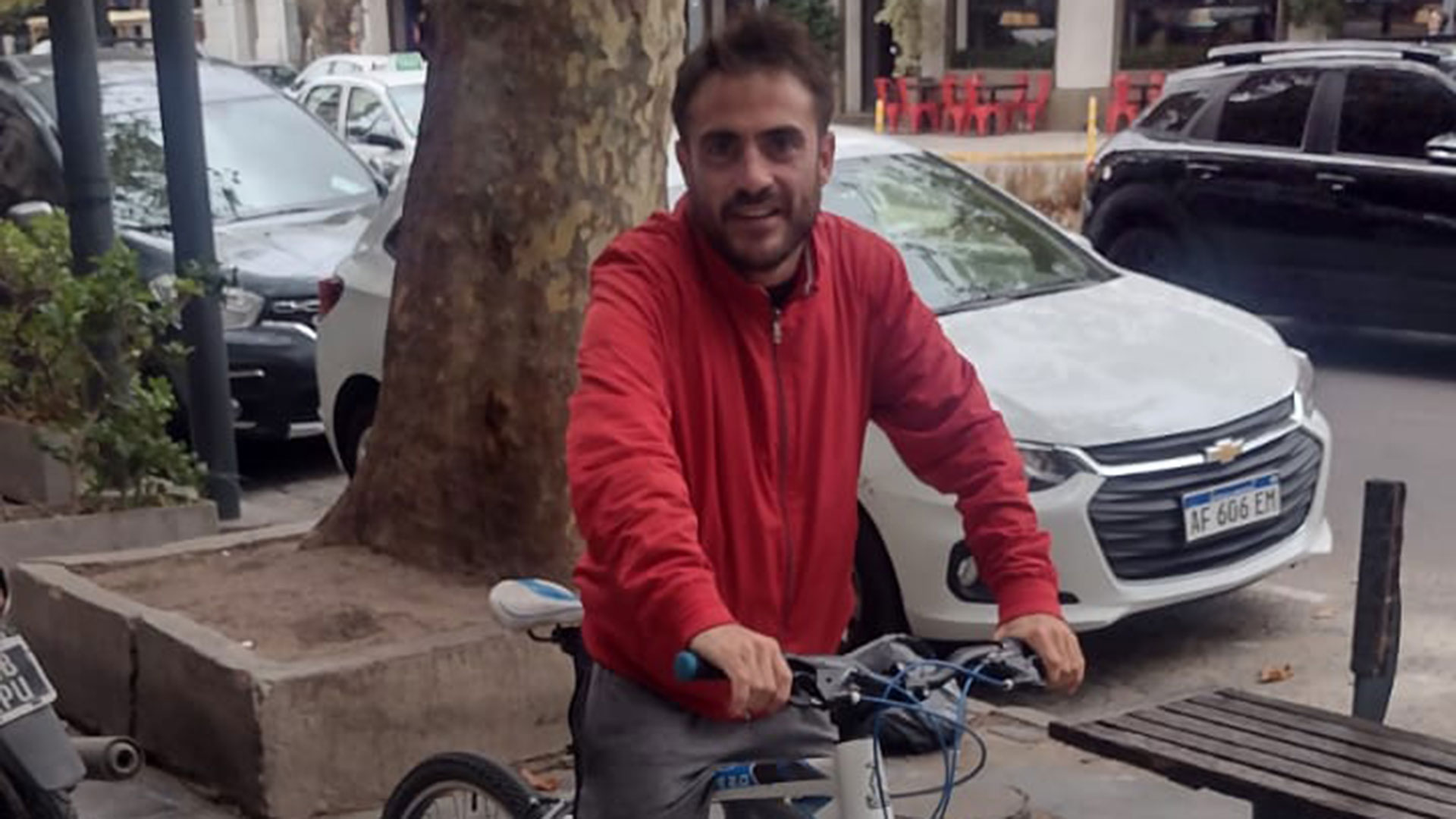 Nicolás Alejandro Gómez hoy tiene 32 años. Es delivery de una aplicación y vive solo en La Plata