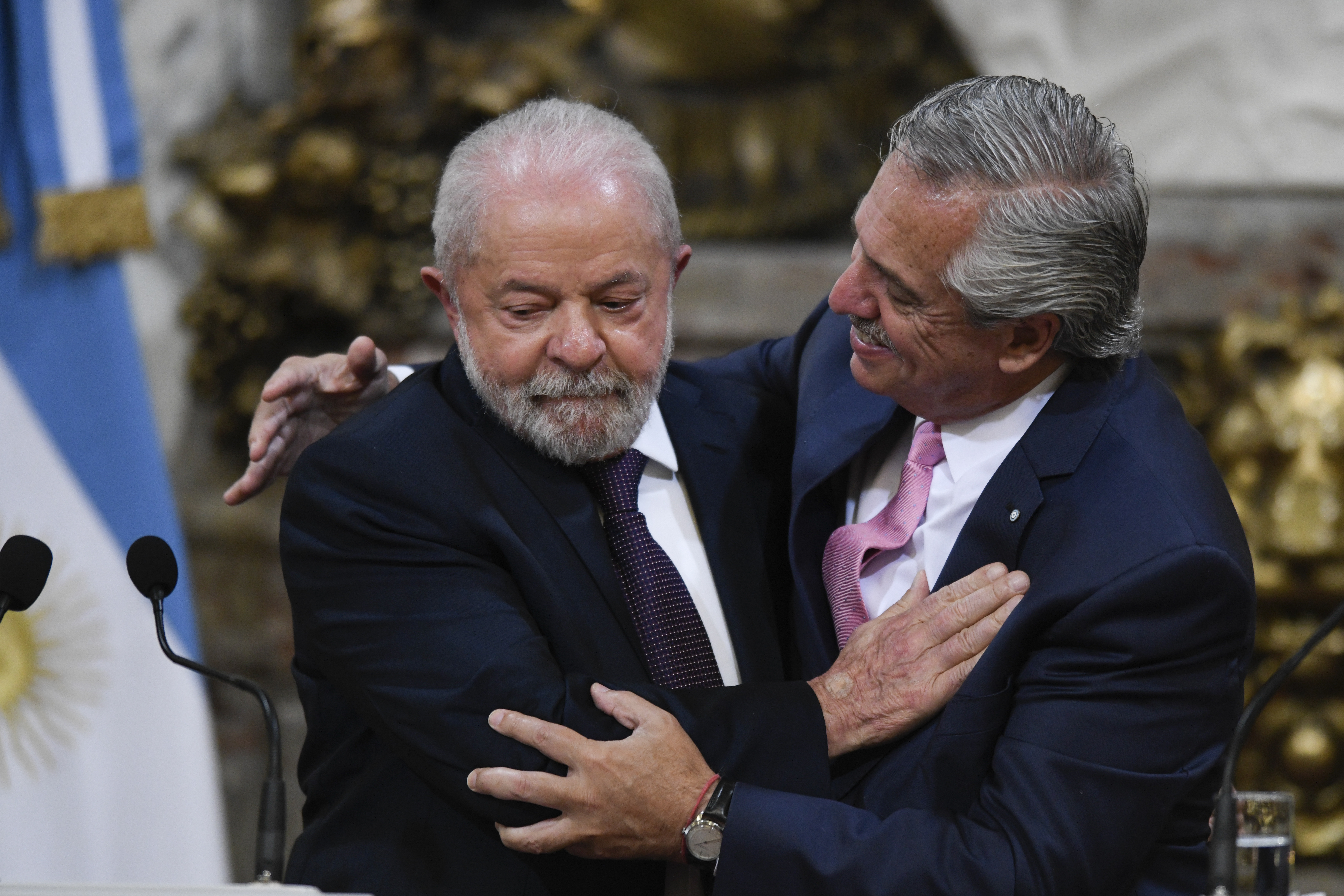 El presidente brasileño Luiz Inácio Lula da Silva, a la izquierda, y el presidente de Argentina, Alberto Fernández, se abrazan en la casa de gobierno. Lula pidió disculpas al pueblo argentino por los comentarios ofensivos que emitió su predecesor Jair Bolsonaro contra Alberto Fernández, en Buenos Aires, Argentina, el lunes 23 de enero de 2023. (AP Foto/Gustavo Garello)