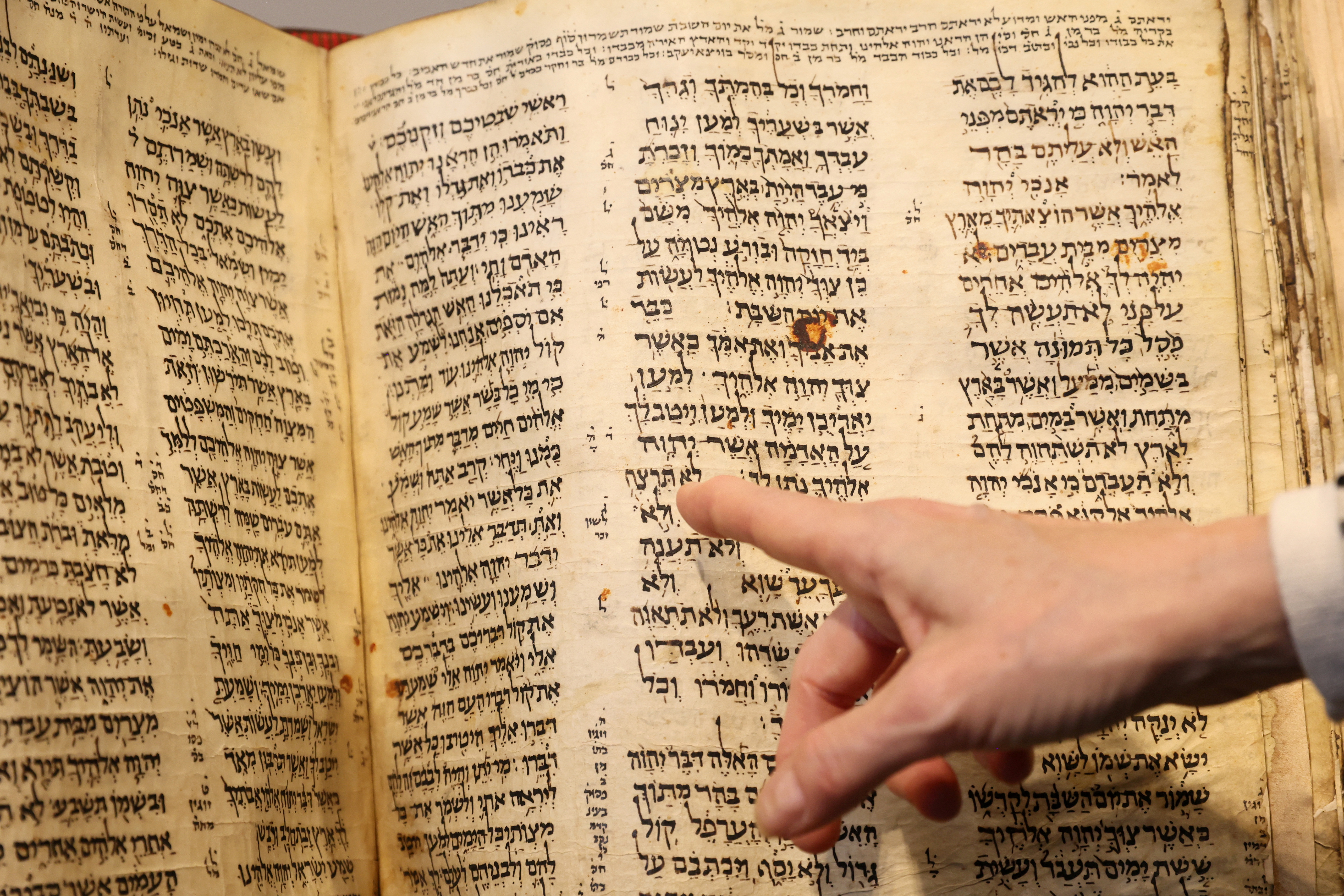 La Biblia hebrea más antigua del mundo podría ser subastada por 50 millones de dólares (REUTERS)