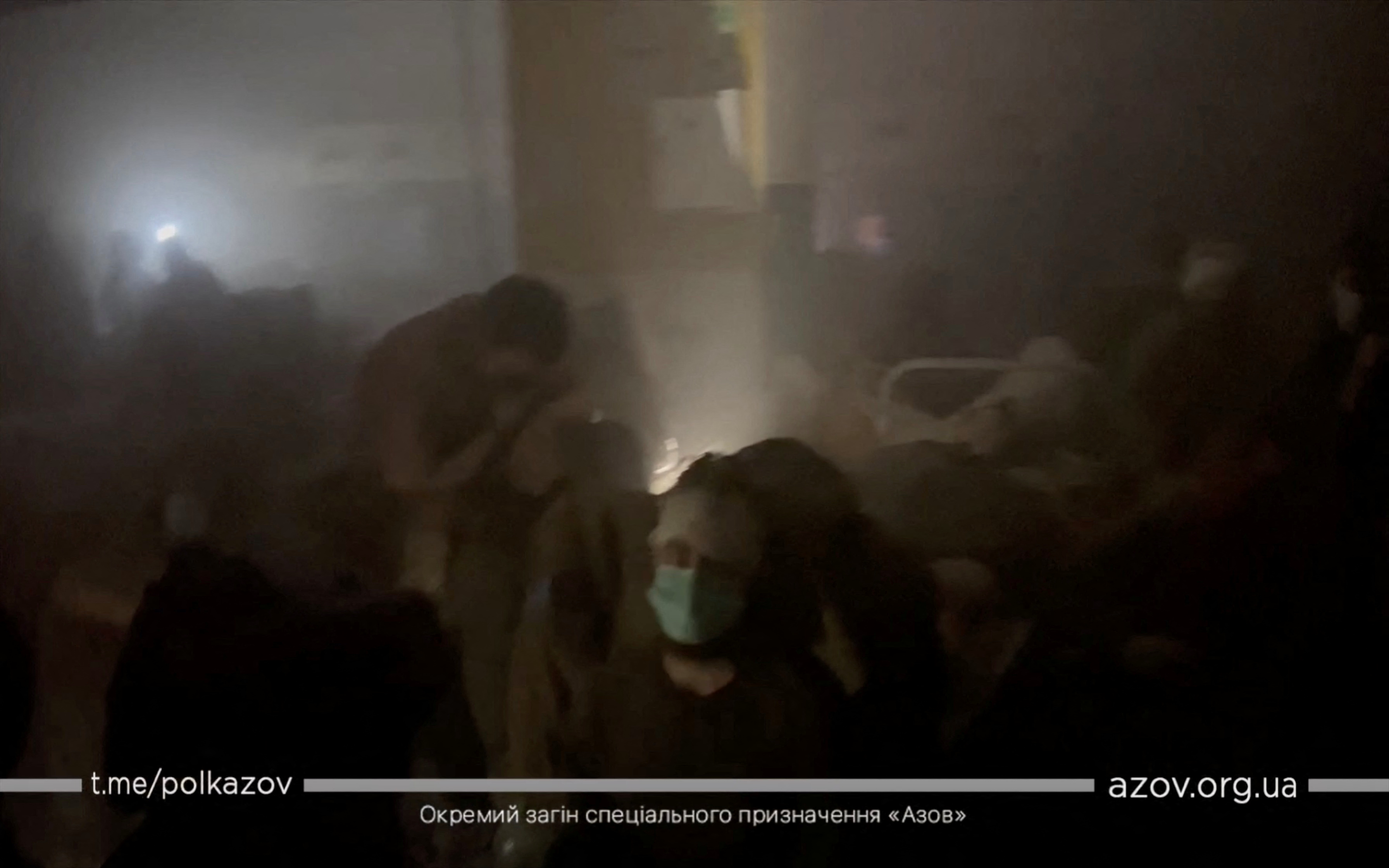 Una captura de pantalla muestra las secuelas del bombardeo ruso de un hospital militar de campaña en la acería Azovstal en Mariupol, Ucrania, obtenida de un vídeo de mano publicado el 28 de abril de 2022. Azov Regiment/Handout via REUTERS