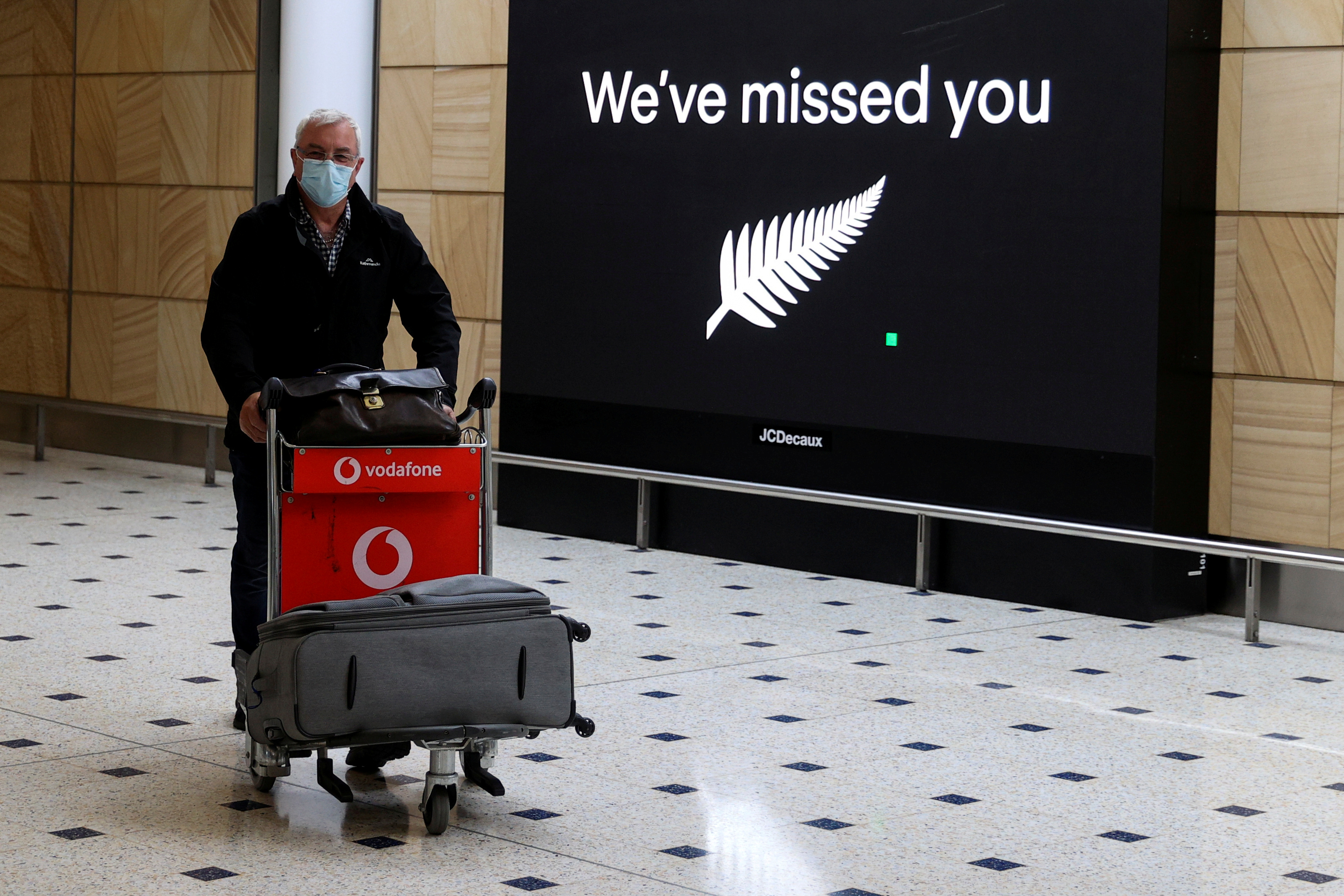 Un pasajero llega a Australia proveniente de Nueva Zelanda. Aeropuerto de Sídney, Australia, el 16 de octubre de 2020. REUTERS / Loren Elliott / Foto de archivo