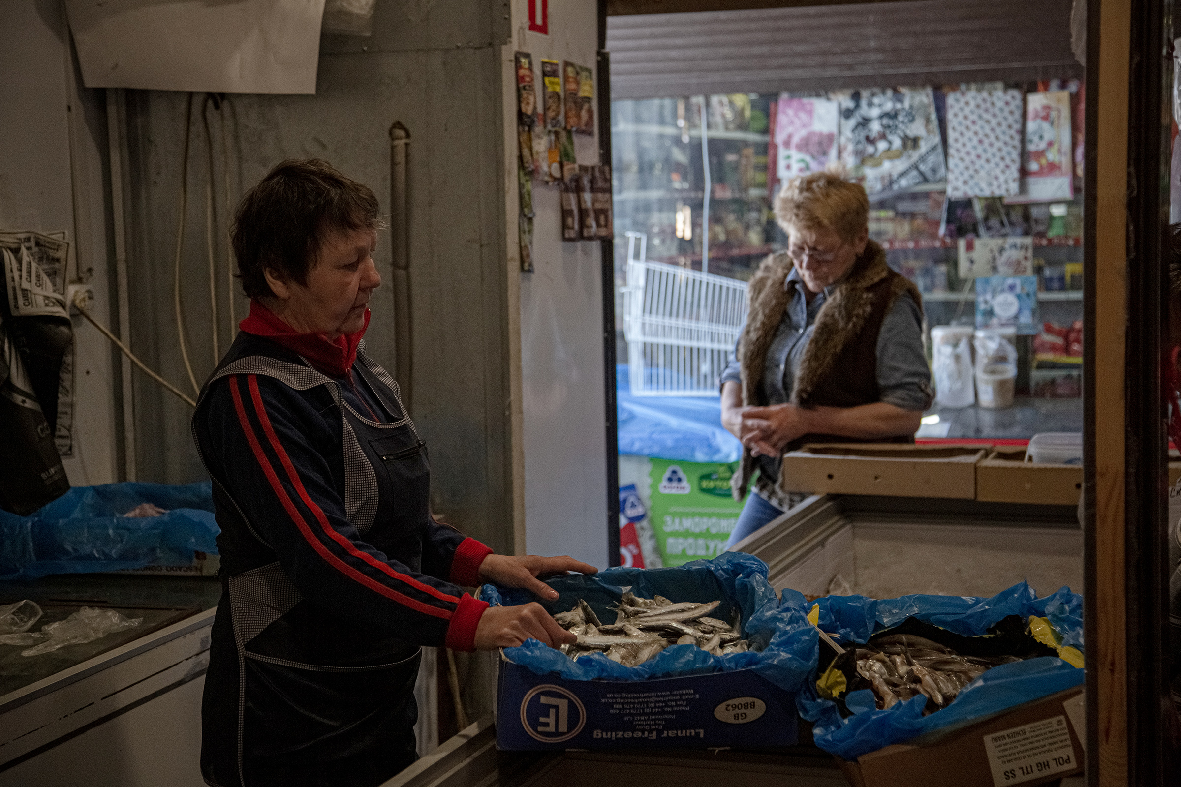 Pescado congelado a la venta en el mercado de Bucha el 5 de mayo. Hace dos meses que no hay pescado disponible ahí. (Serhiy Morgunov para The Washington Post)