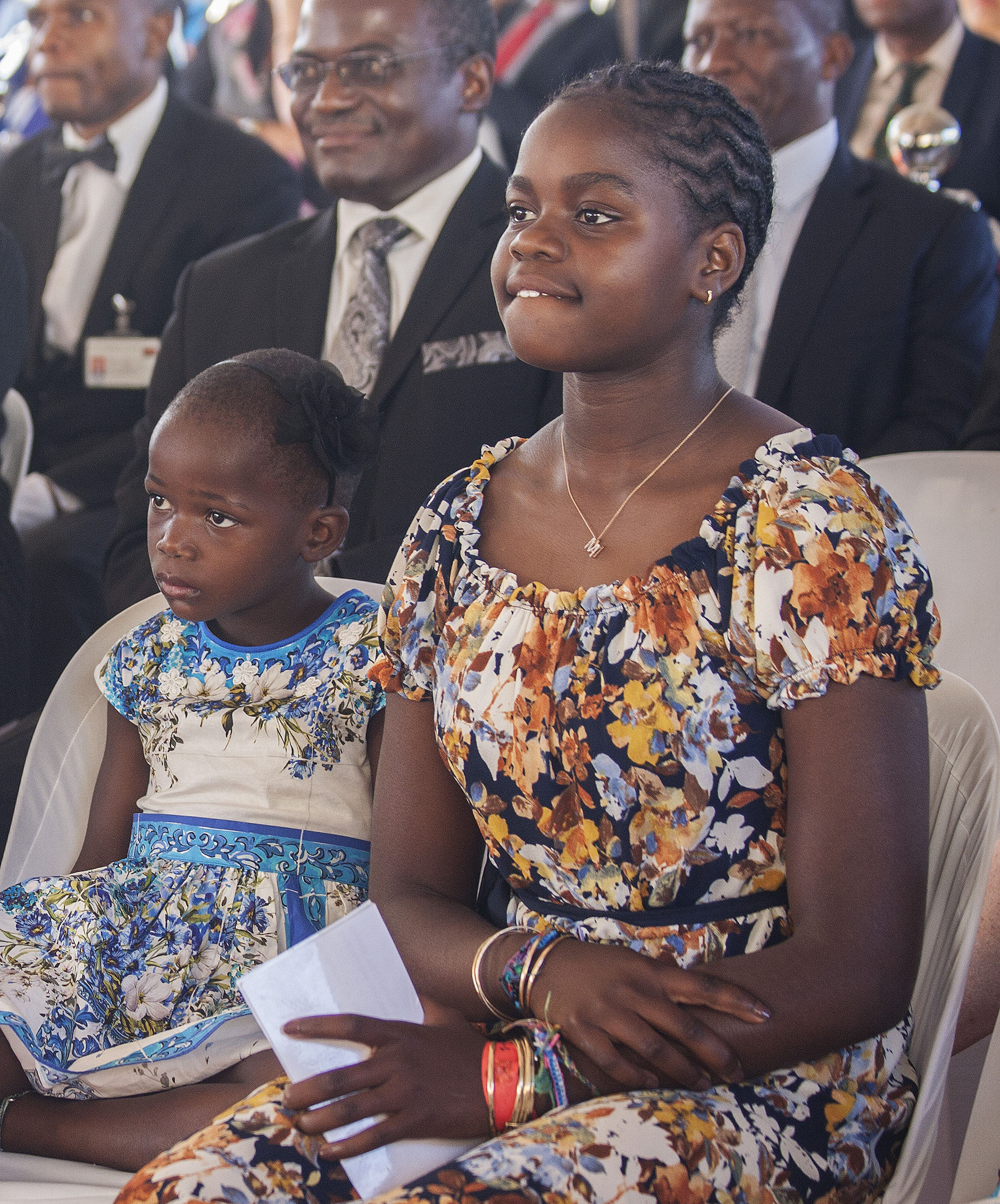 Mercy James y una de sus hermanas mellizas en Malawi (AFP PHOTO / AMOS GUMULIRA)