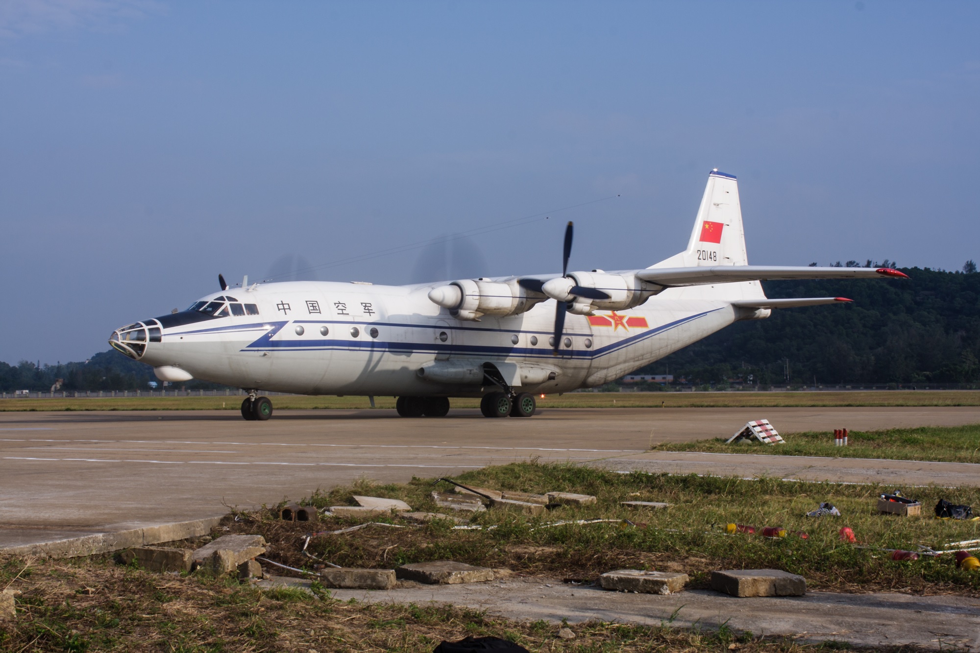Avión chino Shaanxi Y-8