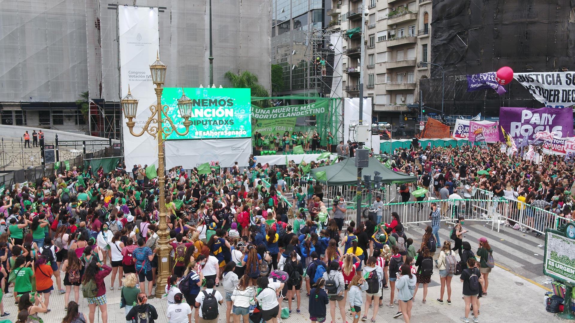 Fuera del Congreso militantes “verdes” y “celestes”, que habían comenzado a arribar a partir del mediodía del jueves, llevaron a cabo una vigilia durante toda la noche, a la espera de la resolución. Finalmente, quienes desean “que sea ley” terminaron celebrando.